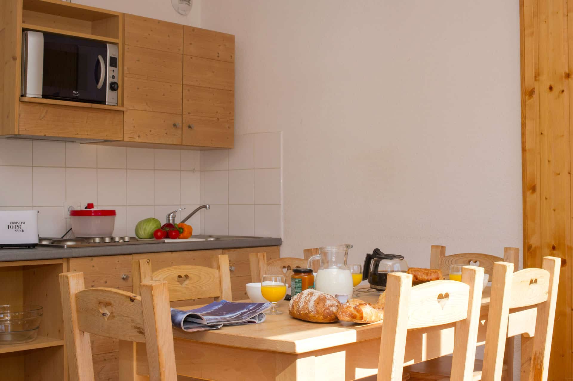 Example of a living room with a kitchen in the vacation residence Goélia Les Balcons des neiges in St Sorlin d'Arves in the Northern Alps Example of a living room with a kitchen in the vacation residence Goélia Les Balcons des neiges in St Sorlin d'Arves in the Northern Alps
