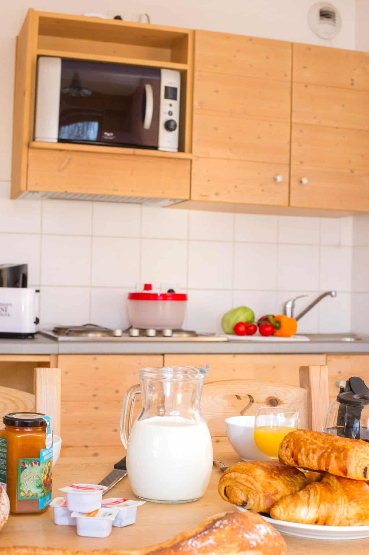Example of a living room with a kitchen in the vacation residence Goélia Les Balcons des neiges in St Sorlin d'Arves in the Northern Alps Example of a living room with a kitchen in the vacation residence Goélia Les Balcons des neiges in St Sorlin d'Arves in the Northern Alps