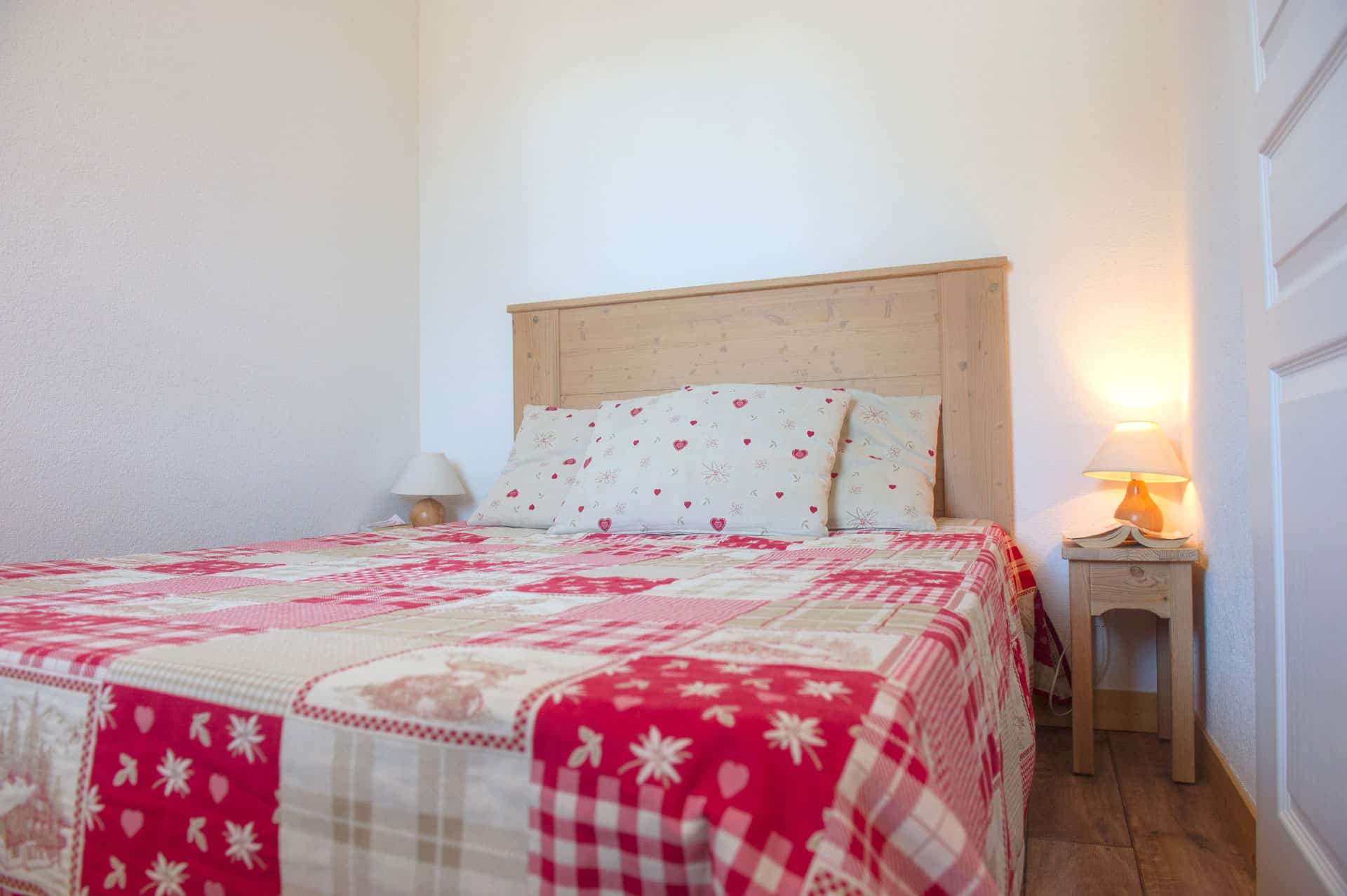 Example of a room with a double bed in the vacation residence Goélia Les Balcons des neiges in St Sorlin d'Arves Example of a room with a double bed in the vacation residence Goélia Les Balcons des neiges in St Sorlin d'Arves