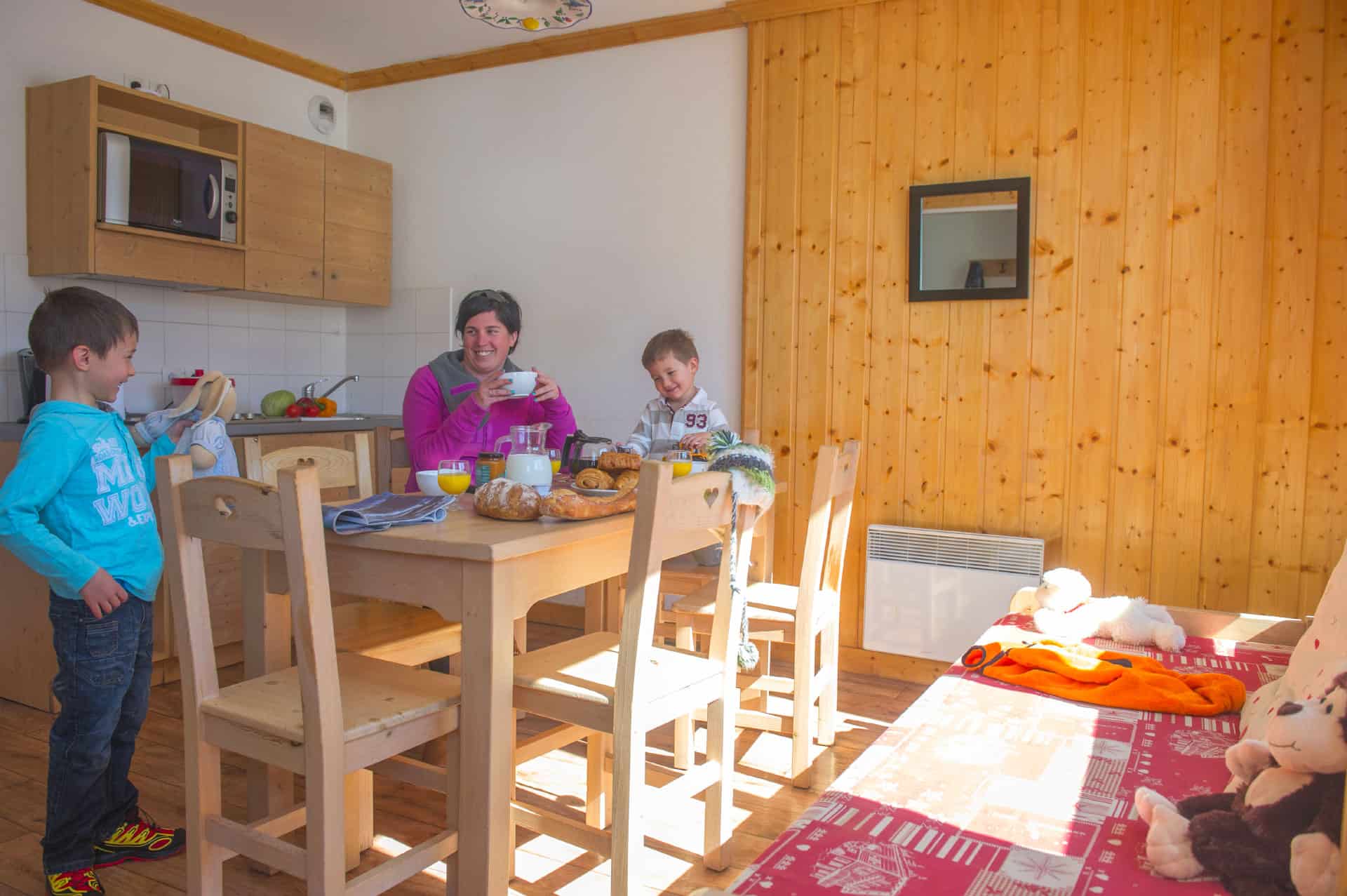 Example of a living room with a kitchen in the vacation residence Goélia Les Balcons des neiges in St Sorlin d'Arves in the Northern Alps Example of a living room with a kitchen in the vacation residence Goélia Les Balcons des neiges in St Sorlin d'Arves in the Northern Alps