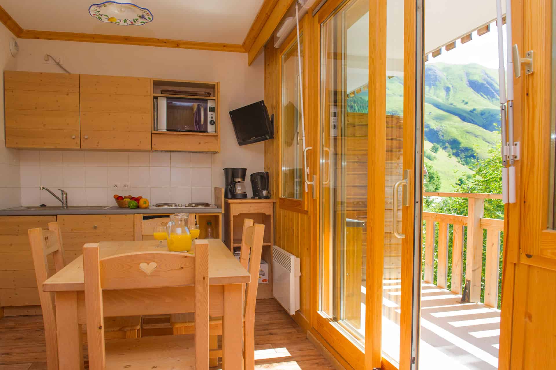 Example of a living room with a kitchen in the vacation residence Goélia Les Balcons des neiges in St Sorlin d'Arves in the Northern Alps Example of a living room with a kitchen in the vacation residence Goélia Les Balcons des neiges in St Sorlin d'Arves in the Northern Alps