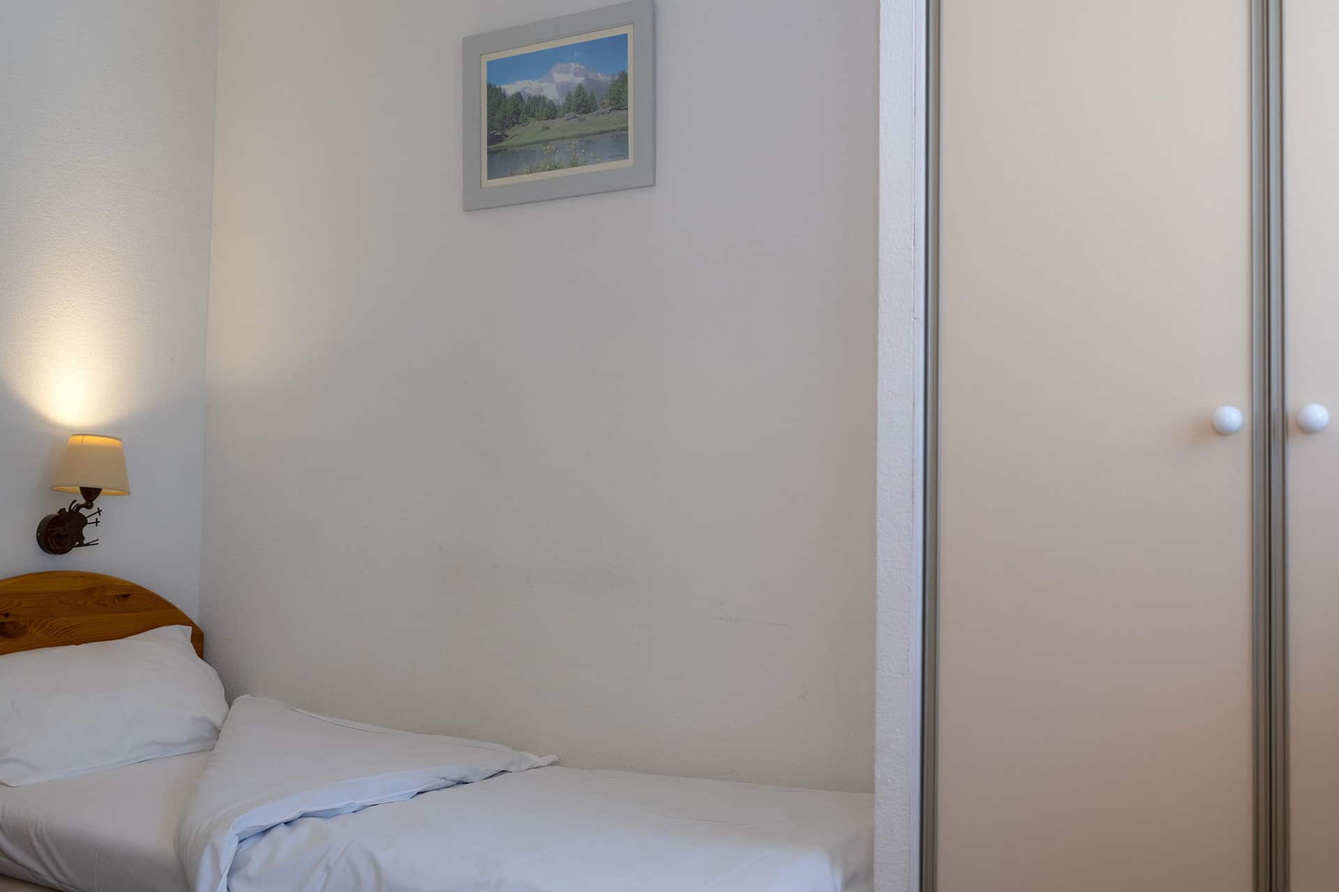 Example of a bedroom of the Le Blanchot holiday residence in Pralognan-la-Vanoise, in the Northern Alps Example of a bedroom of the Le Blanchot holiday residence in Pralognan-la-Vanoise, in the Northern Alps