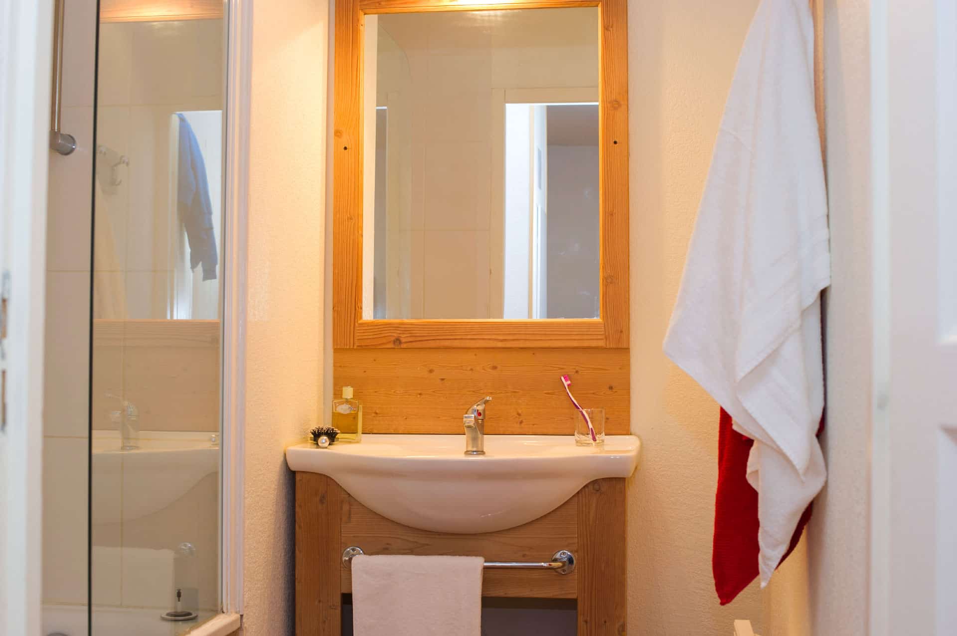 Exemple de salle de bain dans la résidence de vacances Goélia Les Balcons des Neiges à St Sorlin d'Arves dans les Alpes Exemple de salle de bain dans la résidence de vacances Goélia Les Balcons des Neiges à St Sorlin d'Arves dans les Alpes