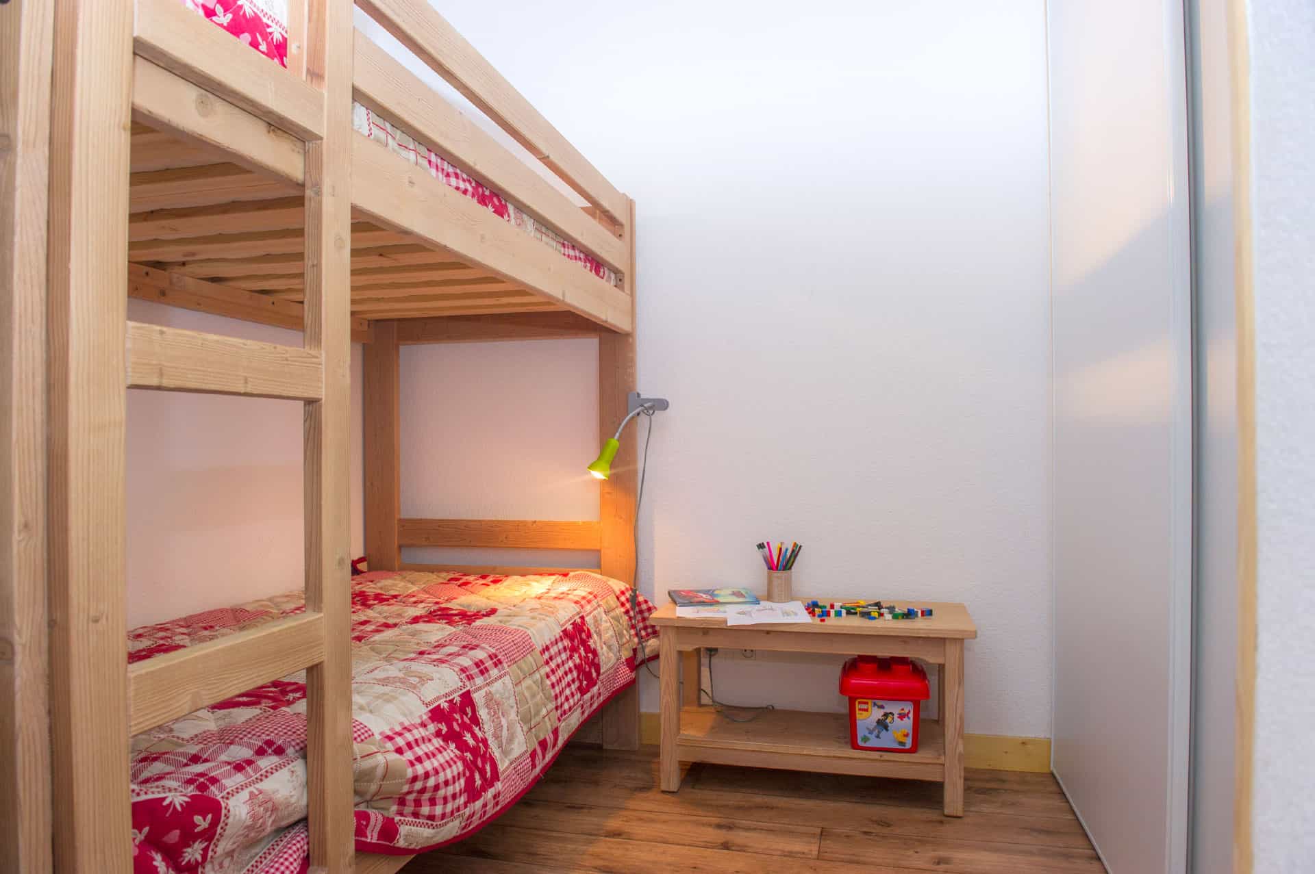 Exemple de chambre avec lits superposés dans la résidence de vacances Goélia Les Balcons des Neiges à St Sorlin d'Arves dans les Alpes Exemple de chambre avec lits superposés dans la résidence de vacances Goélia Les Balcons des Neiges à St Sorlin d'Arves dans les Alpes