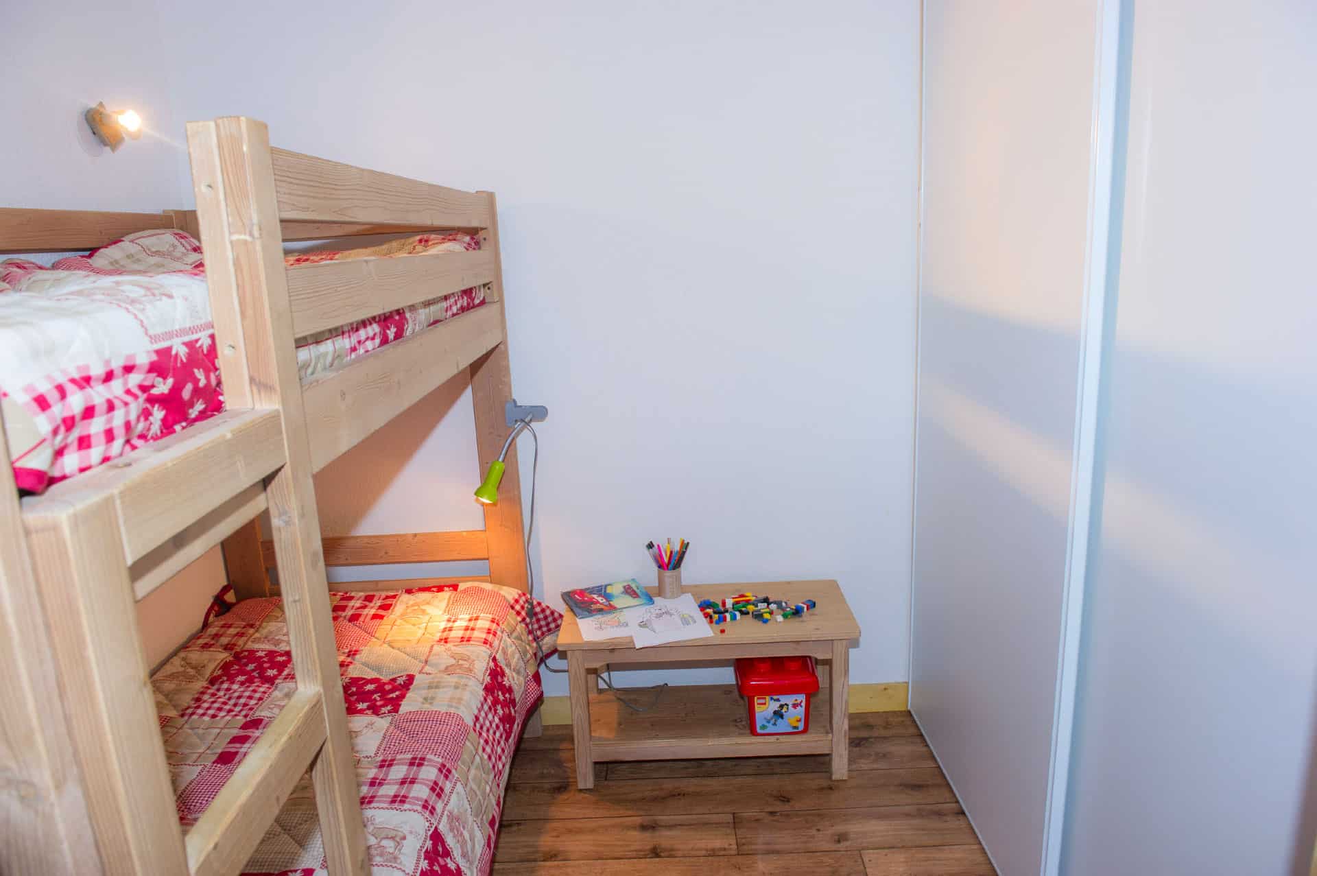 Exemple de chambre avec lits superposés dans la résidence de vacances Goélia Les Balcons des Neiges à St Sorlin d'Arves dans les Alpes Exemple de chambre avec lits superposés dans la résidence de vacances Goélia Les Balcons des Neiges à St Sorlin d'Arves dans les Alpes