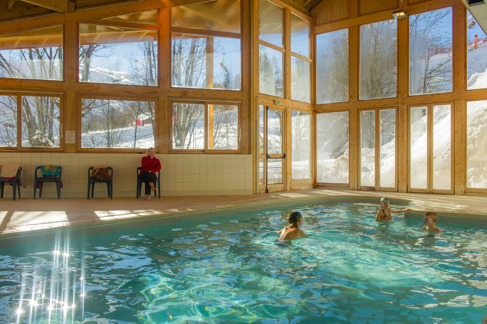 Piscine intérieure chauffée de la résidence de vacances Goélia Les Balcons des Neiges à St Sorlin d'Arves dans les Alpes Piscine intérieure chauffée de la résidence de vacances Goélia Les Balcons des Neiges à St Sorlin d'Arves dans les Alpes