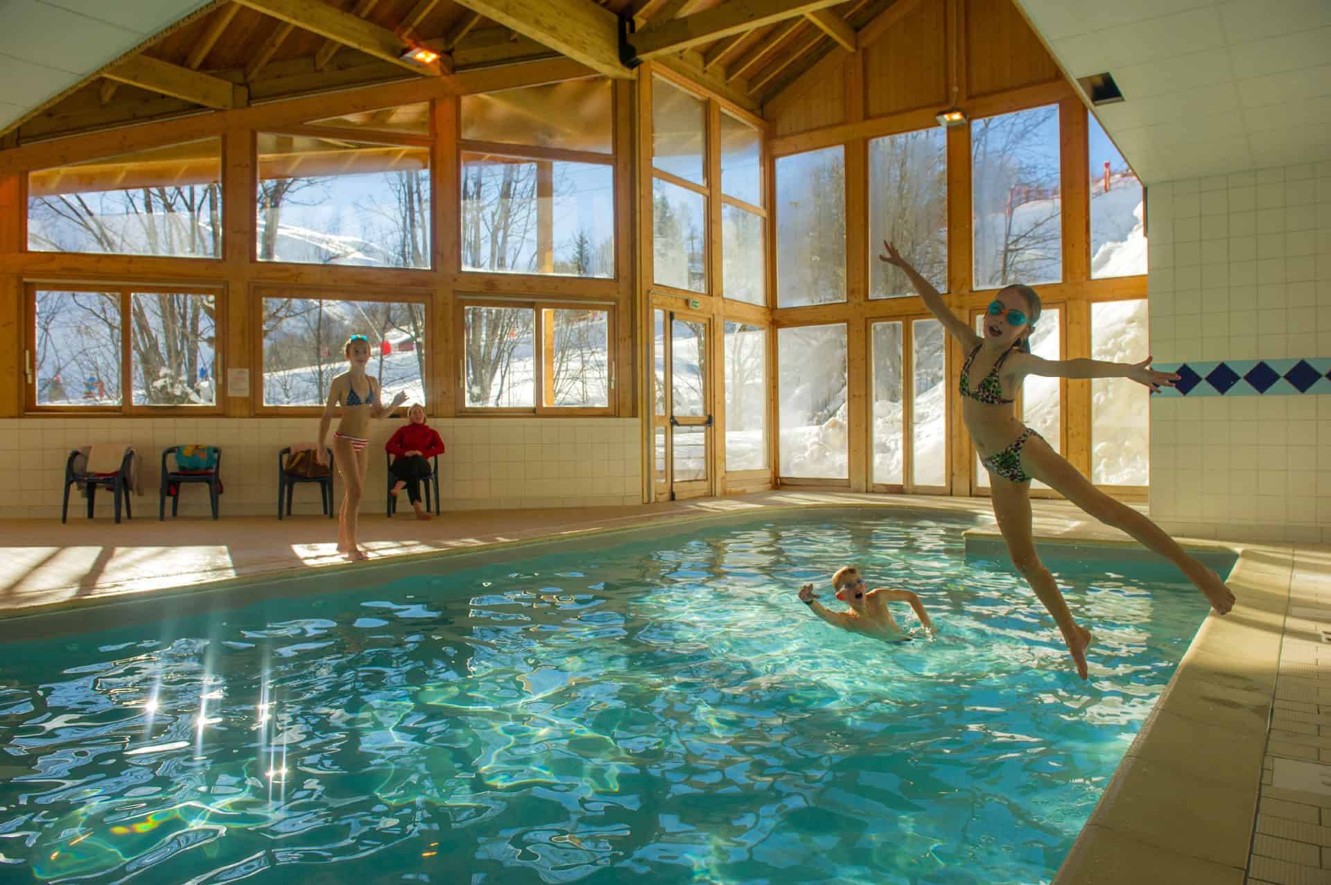 Piscine intérieure chauffée de la résidence de vacances Goélia Les Balcons des Neiges à St Sorlin d'Arves dans les Alpes Piscine intérieure chauffée de la résidence de vacances Goélia Les Balcons des Neiges à St Sorlin d'Arves dans les Alpes