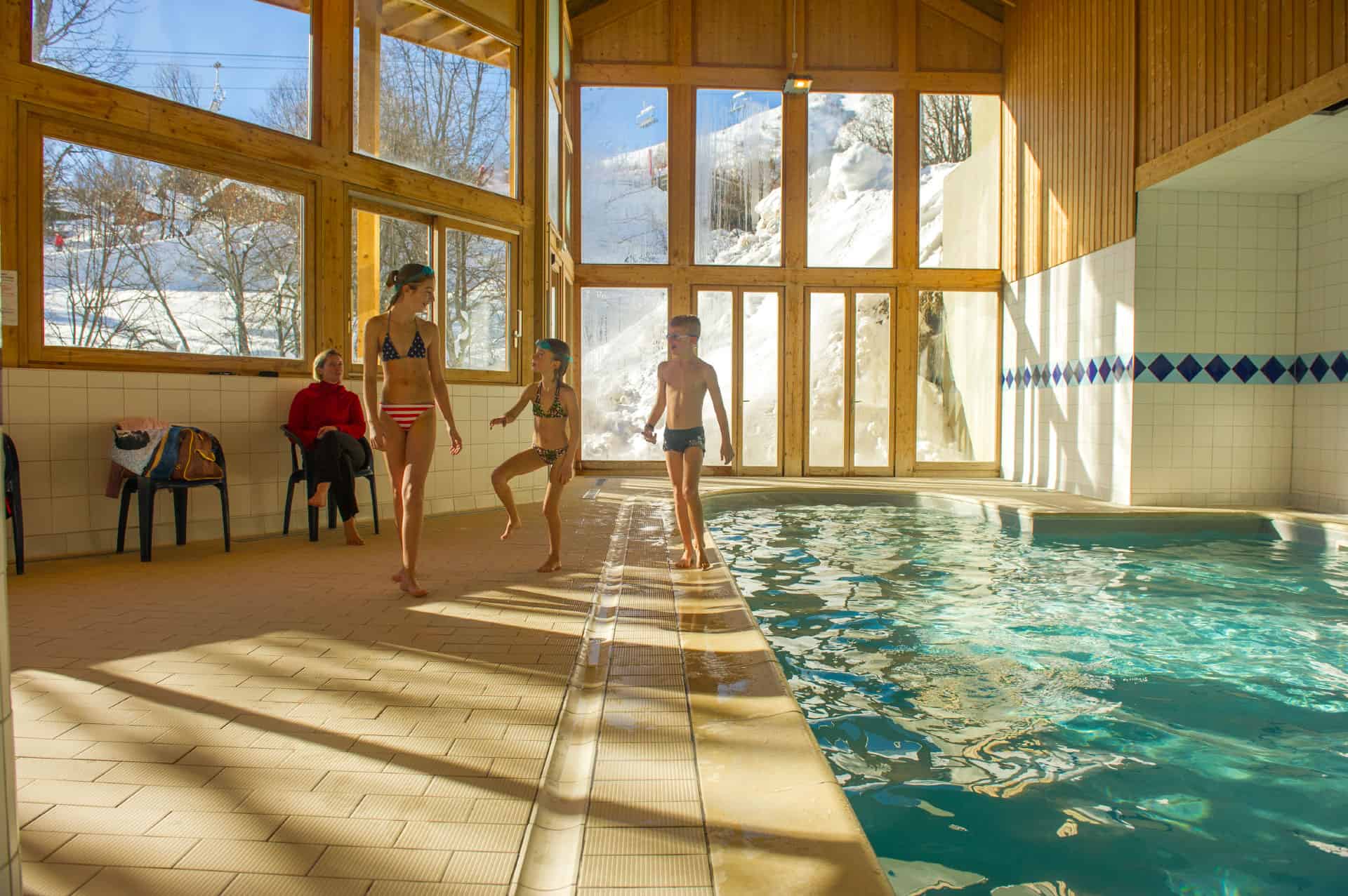 Piscine intérieure chauffée de la résidence de vacances Goélia Les Balcons des Neiges à St Sorlin d'Arves dans les Alpes Piscine intérieure chauffée de la résidence de vacances Goélia Les Balcons des Neiges à St Sorlin d'Arves dans les Alpes