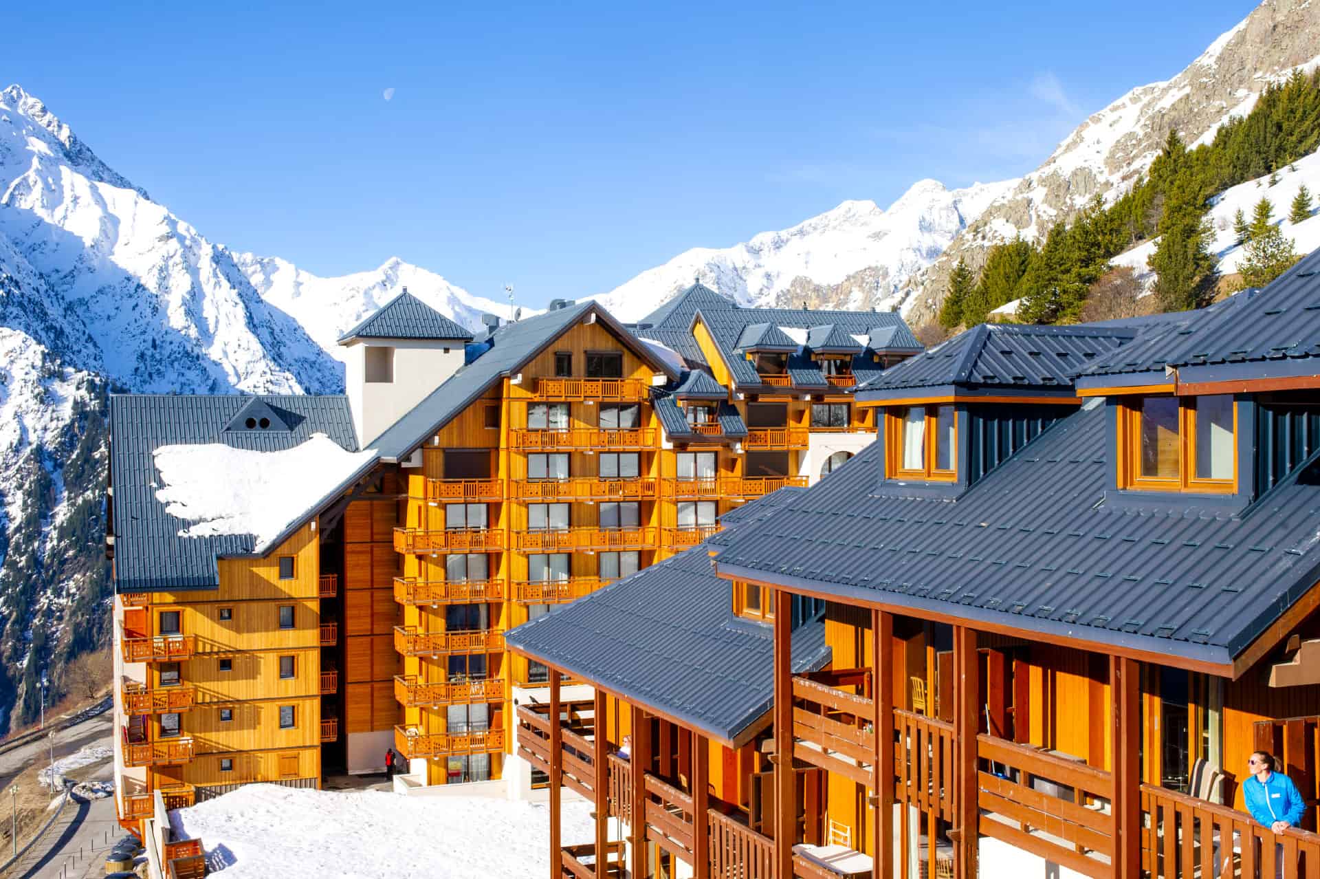 Vue extérieure de la résidence de vacances Les Balcons du Soleil aux Deux Alpes Vue extérieure de la résidence de vacances Les Balcons du Soleil aux Deux Alpes