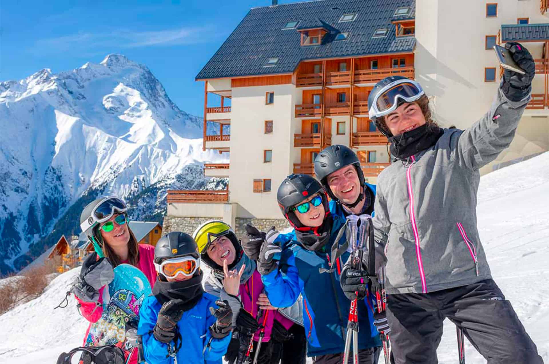 Départ et retour skis aux pieds depuis la résidence de vacances Les Balcons du Soleil aux Deux Alpes Départ et retour skis aux pieds depuis la résidence de vacances Les Balcons du Soleil aux Deux Alpes