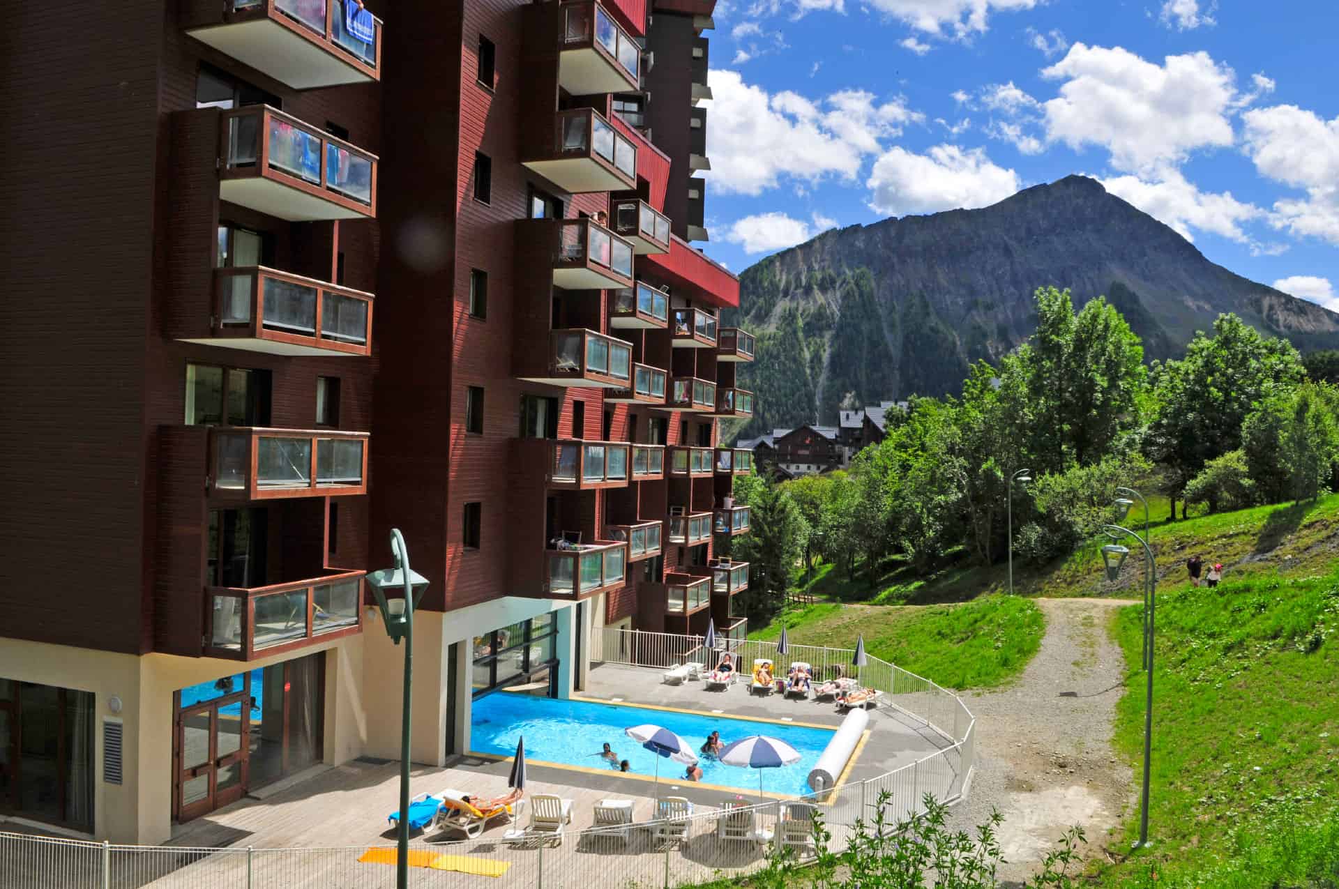 Piscine intérieure et extérieure chauffée de la résidence de vacances Goélia Les Terrasses du Corbier au Corbier en été Piscine intérieure et extérieure chauffée de la résidence de vacances Goélia Les Terrasses du Corbier au Corbier en été