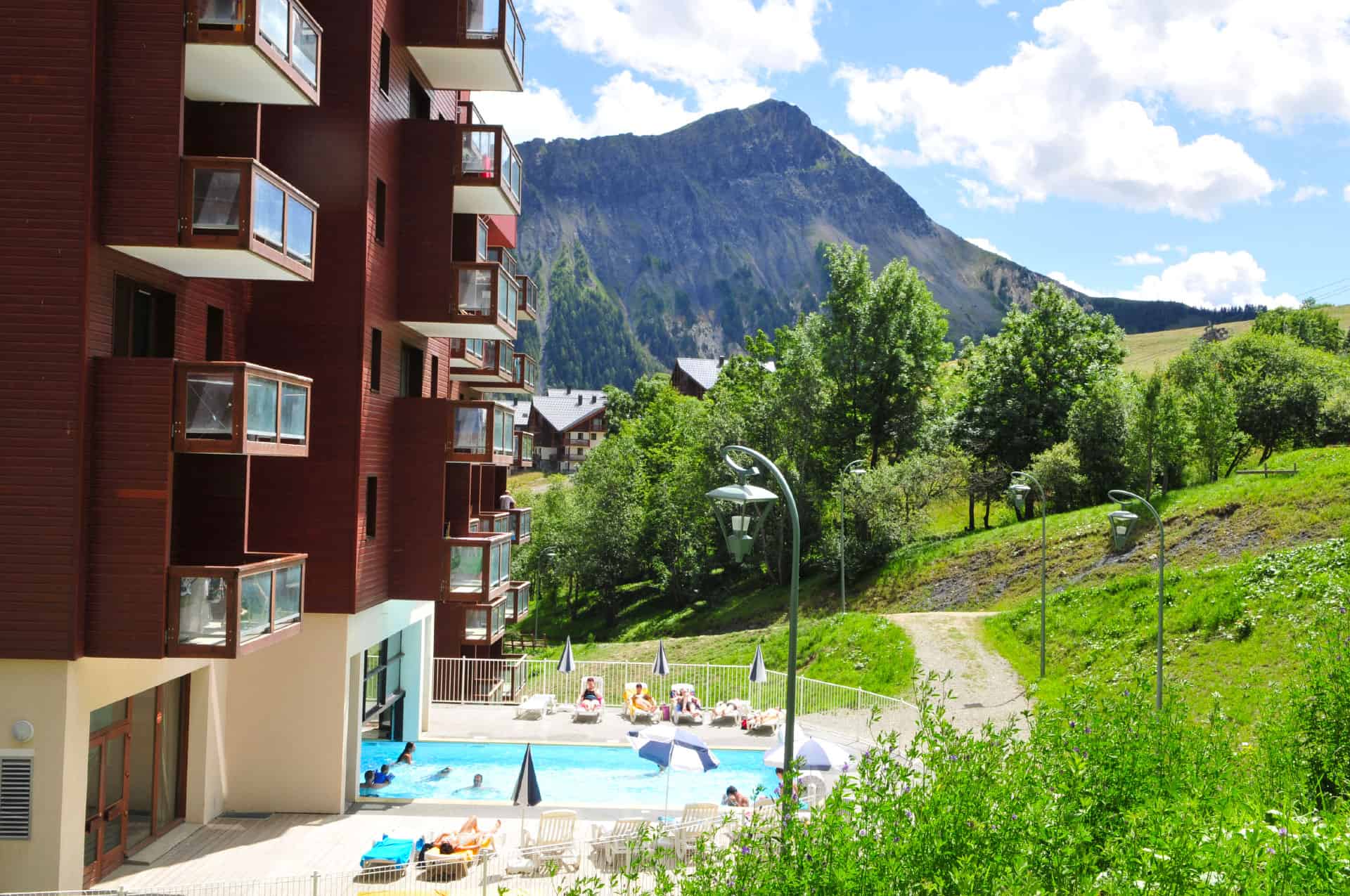 Piscine intérieure et extérieure chauffée de la résidence de vacances Goélia Les Terrasses du Corbier au Corbier en été Piscine intérieure et extérieure chauffée de la résidence de vacances Goélia Les Terrasses du Corbier au Corbier en été