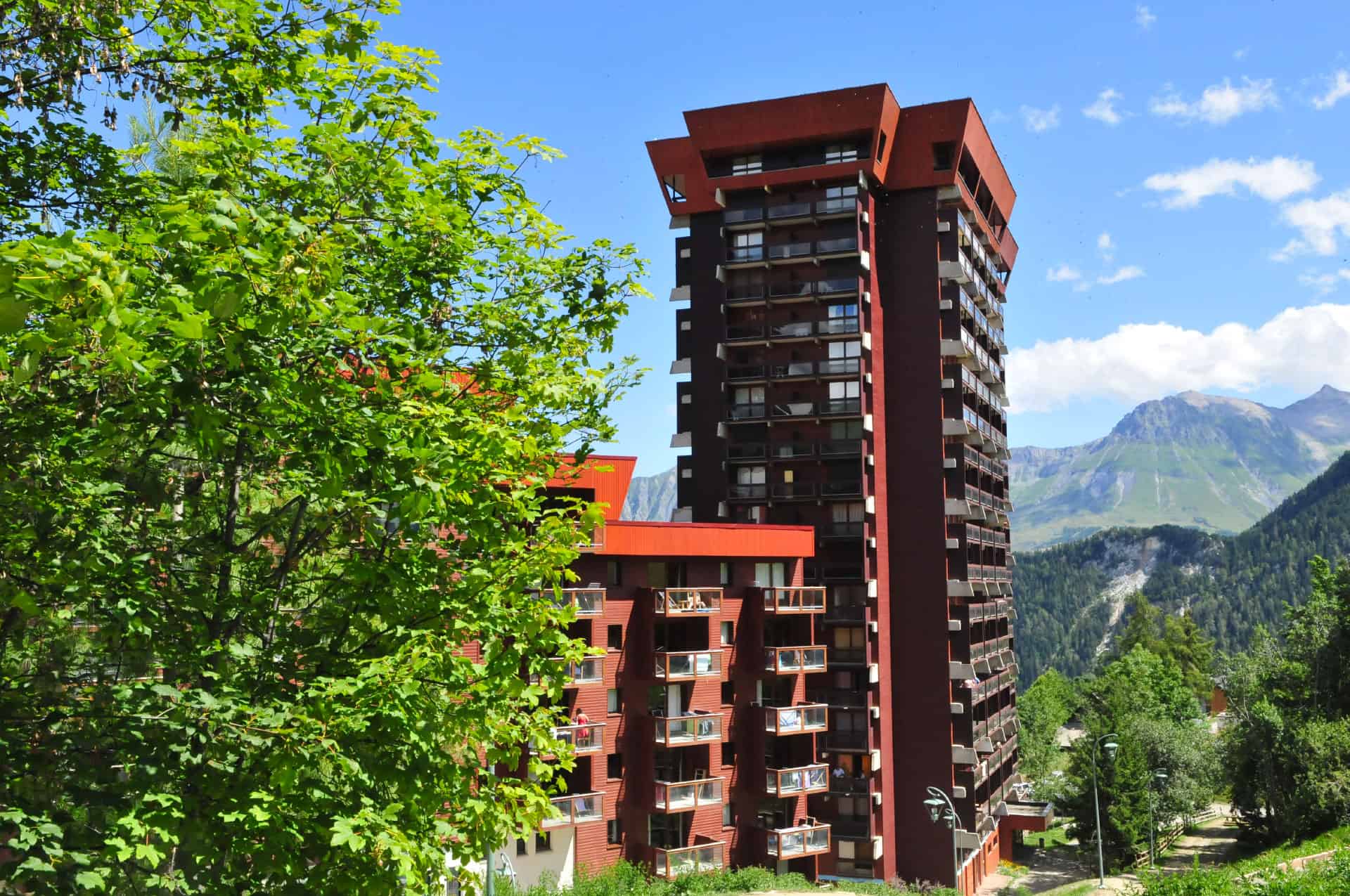 Extérieur de la résidence de vacances Goélia Les Terrasses du Corbier au Corbier en été Extérieur de la résidence de vacances Goélia Les Terrasses du Corbier au Corbier en été