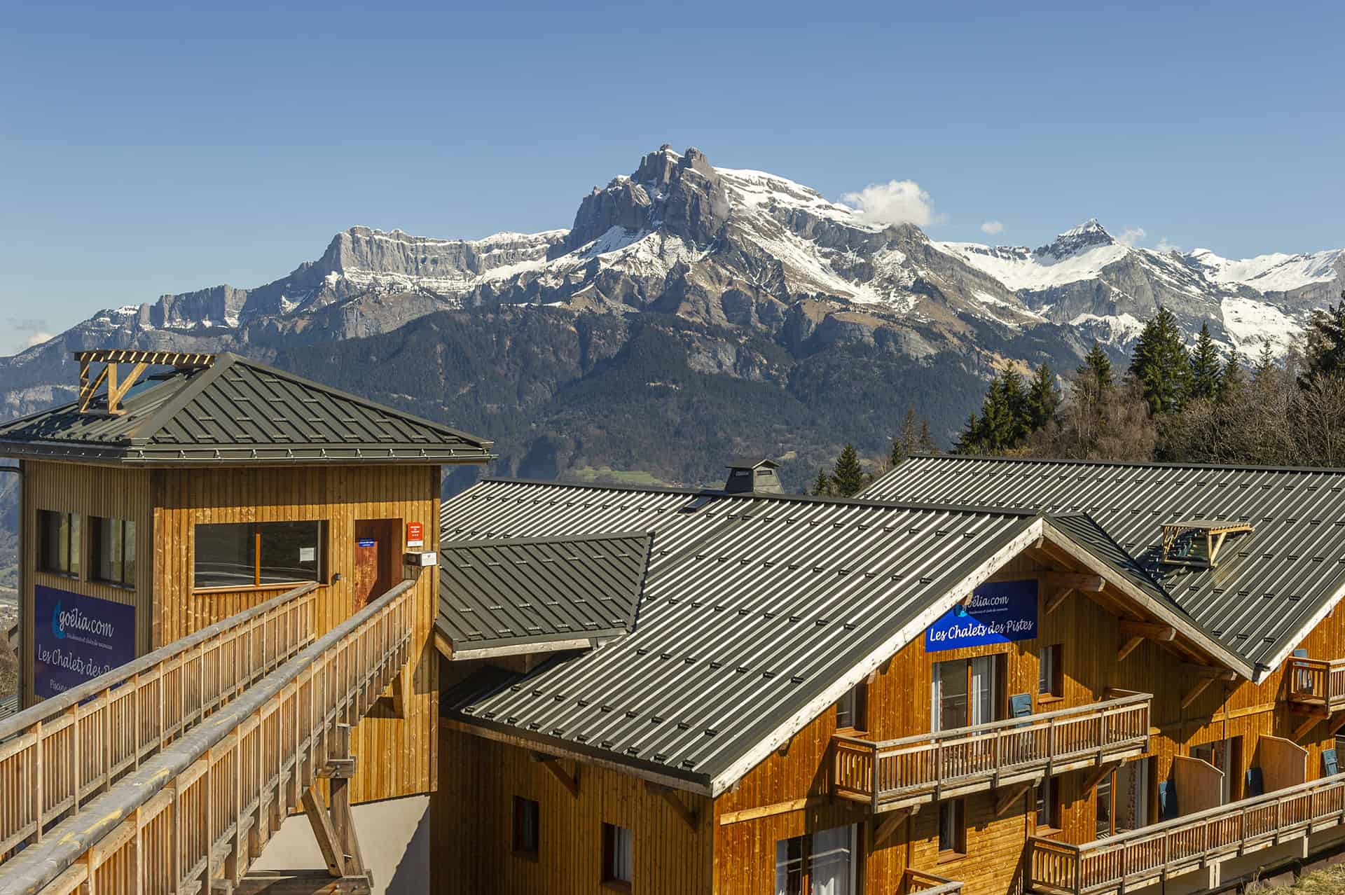 Vue extérieure de la résidence de vacances Les Chalets des Pistes à Combloux, dans les Alpes du Nord