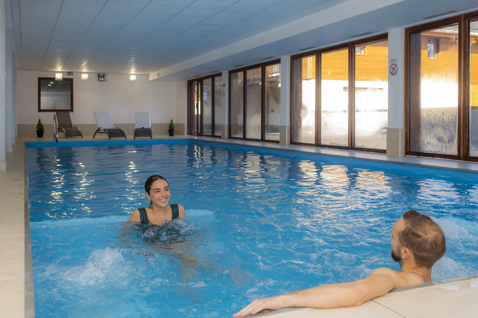 Piscine intérieure chauffée de la résidence de vacances Les Chalets des Pistes à Combloux, dans les Alpes du Nord Piscine intérieure chauffée de la résidence de vacances Les Chalets des Pistes à Combloux, dans les Alpes du Nord