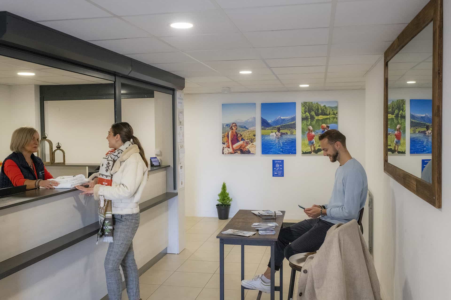 La réception de la résidence de vacances Les Chalets des Pistes à Combloux, dans les Alpes du Nord La réception de la résidence de vacances Les Chalets des Pistes à Combloux, dans les Alpes du Nord