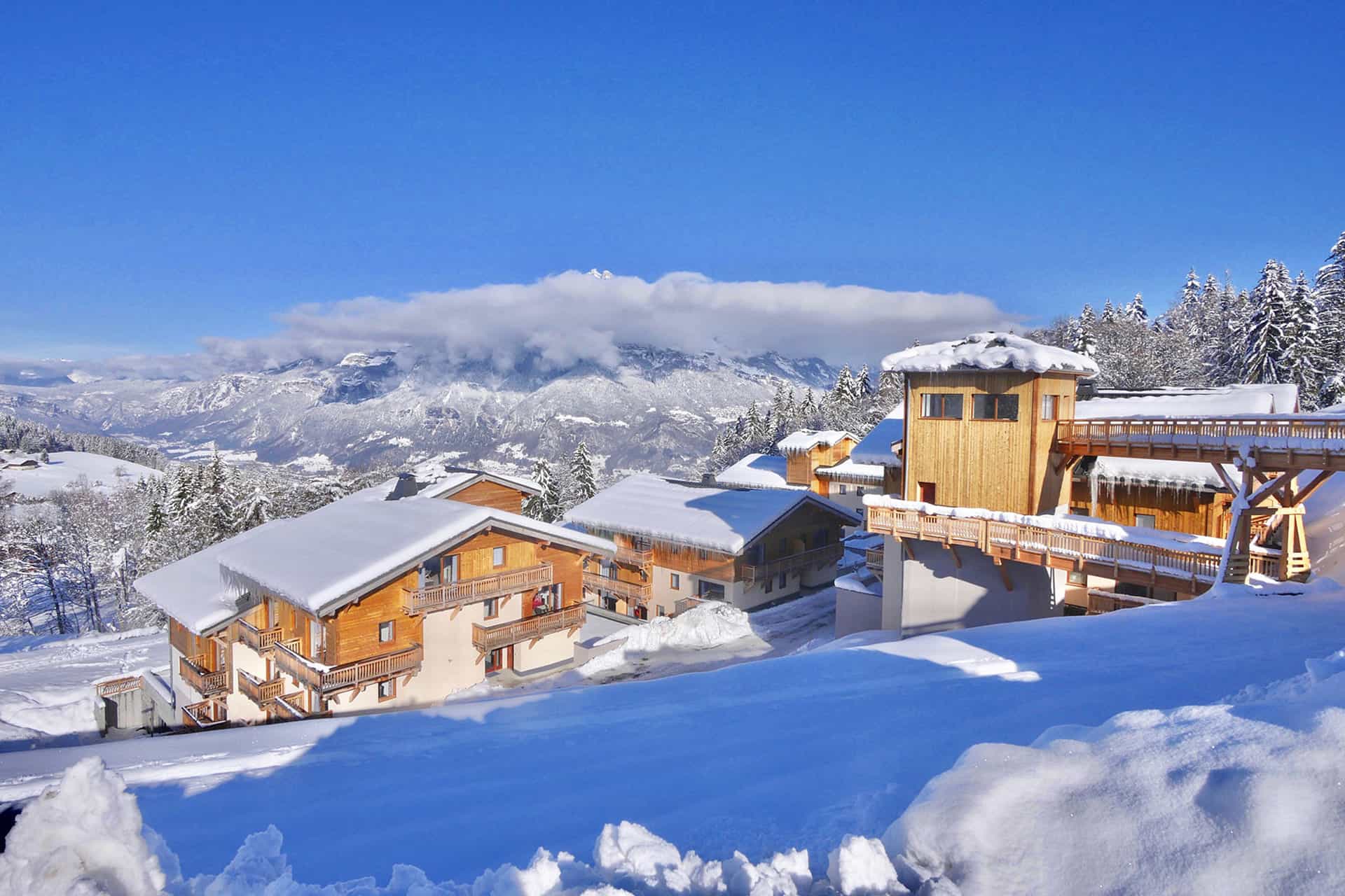 Vue extérieure de la résidence de vacances Les Chalets des Pistes à Combloux, dans les Alpes du Nord Vue extérieure de la résidence de vacances Les Chalets des Pistes à Combloux, dans les Alpes du Nord