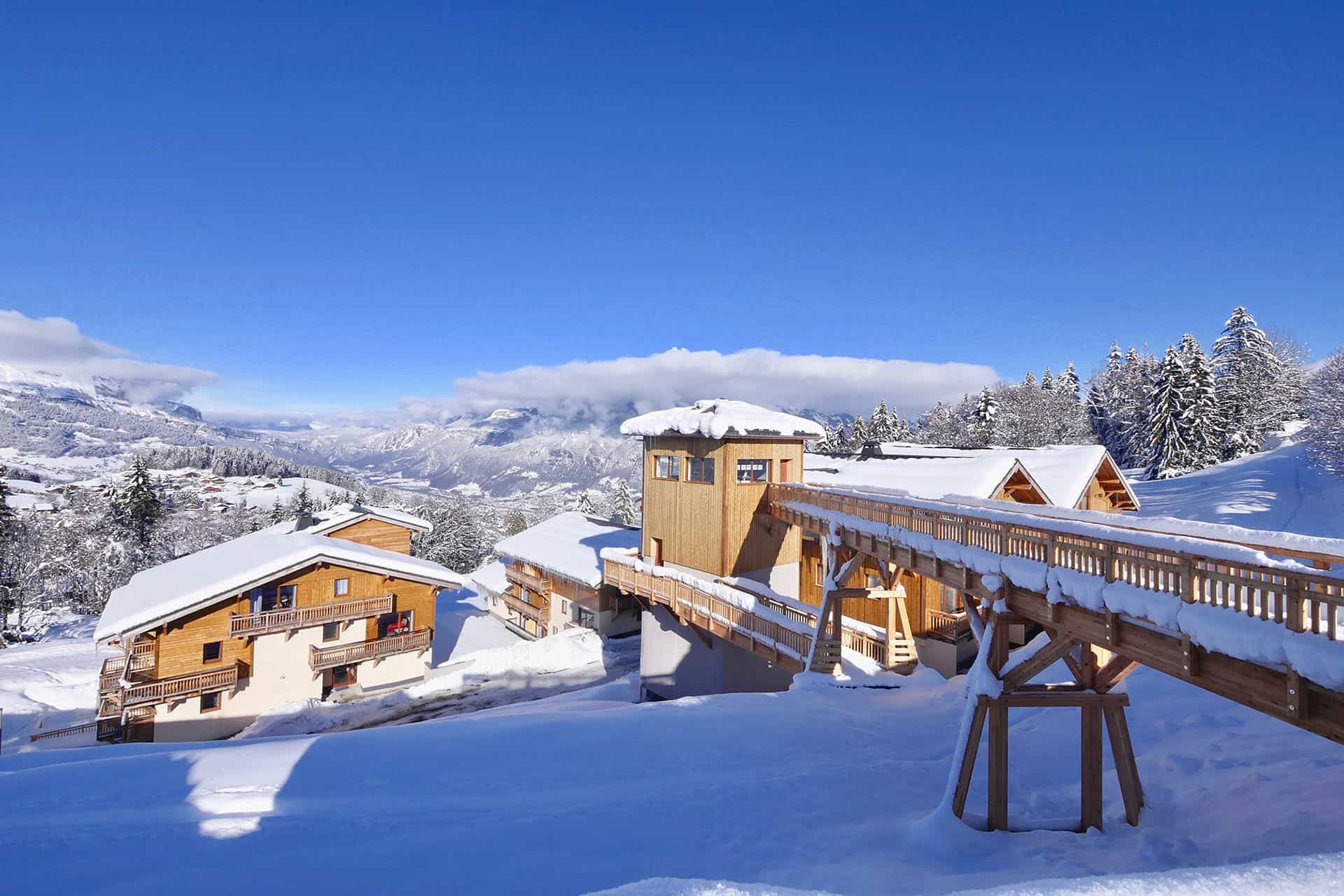 Vue extérieure de la résidence de vacances Les Chalets des Pistes à Combloux, dans les Alpes du Nord Vue extérieure de la résidence de vacances Les Chalets des Pistes à Combloux, dans les Alpes du Nord