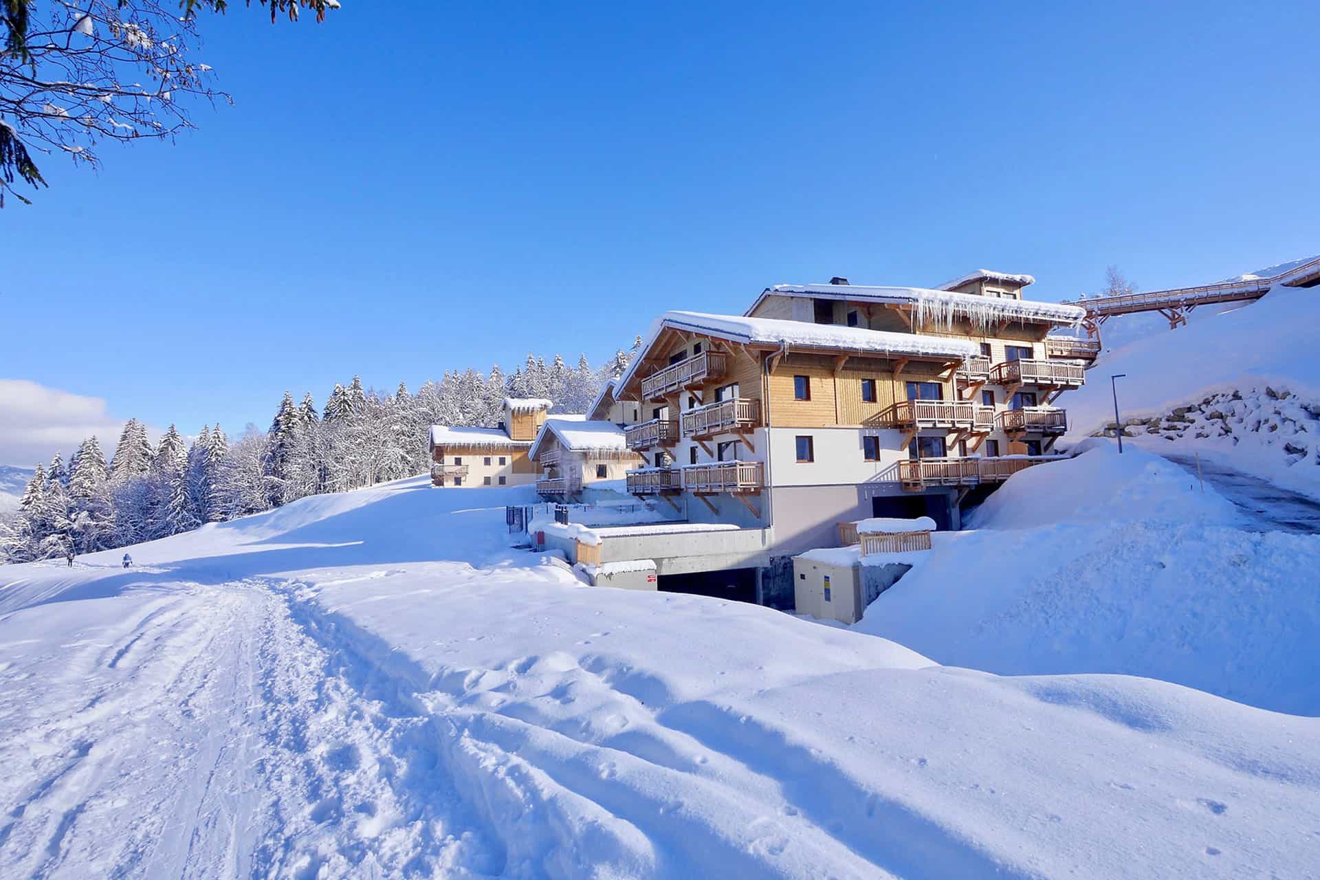 Vue extérieure de la résidence de vacances Les Chalets des Pistes à Combloux, dans les Alpes du Nord Vue extérieure de la résidence de vacances Les Chalets des Pistes à Combloux, dans les Alpes du Nord