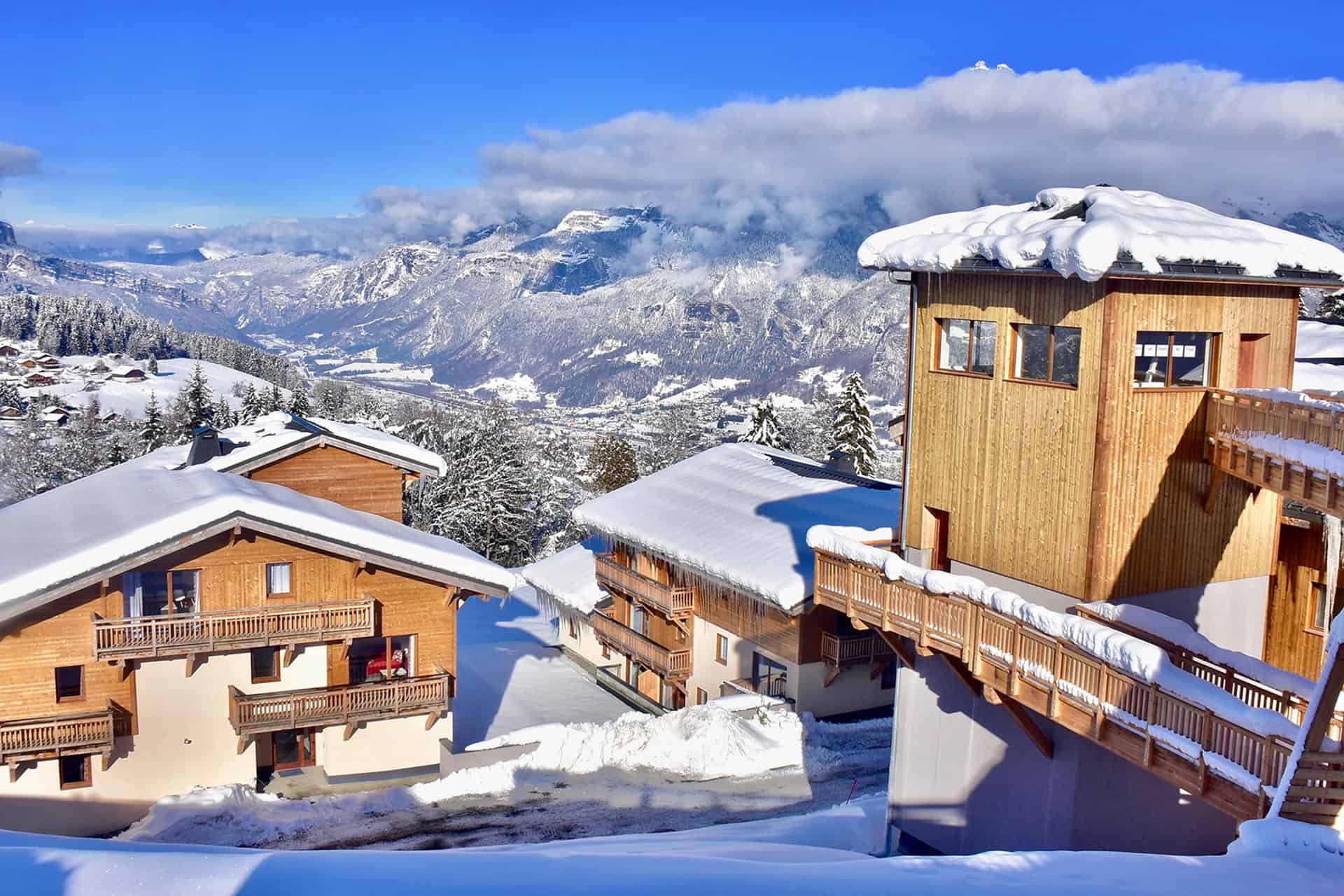 Vue extérieure de la résidence de vacances Les Chalets des Pistes à Combloux, dans les Alpes du Nord Vue extérieure de la résidence de vacances Les Chalets des Pistes à Combloux, dans les Alpes du Nord