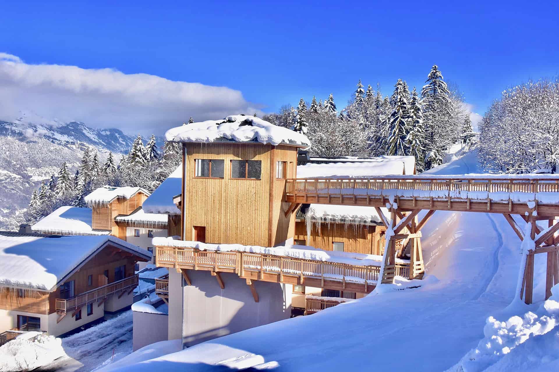 Vue extérieure de la résidence de vacances Les Chalets des Pistes à Combloux, dans les Alpes du Nord Vue extérieure de la résidence de vacances Les Chalets des Pistes à Combloux, dans les Alpes du Nord