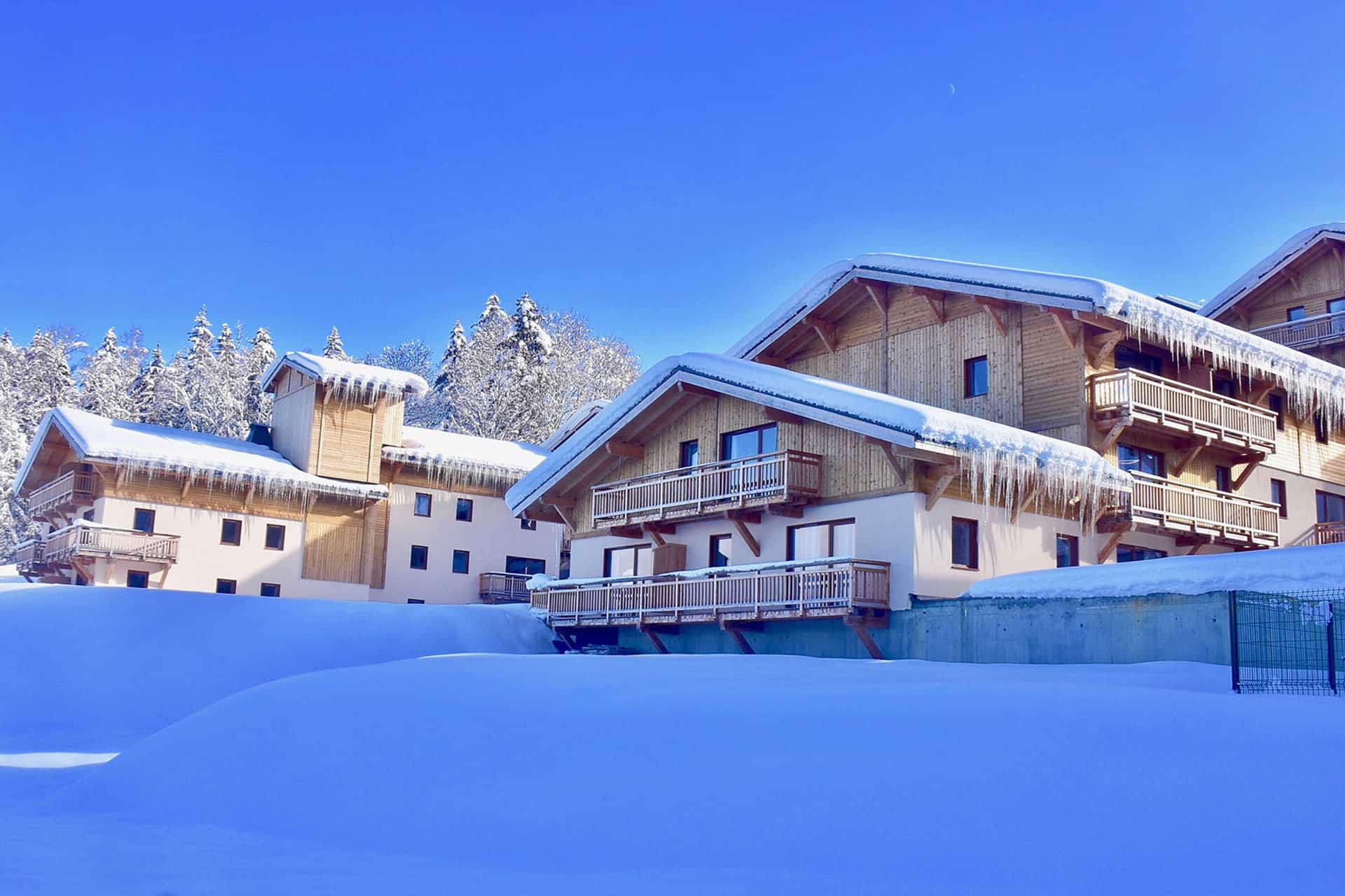 Vue extérieure de la résidence de vacances Les Chalets des Pistes à Combloux, dans les Alpes du Nord Vue extérieure de la résidence de vacances Les Chalets des Pistes à Combloux, dans les Alpes du Nord