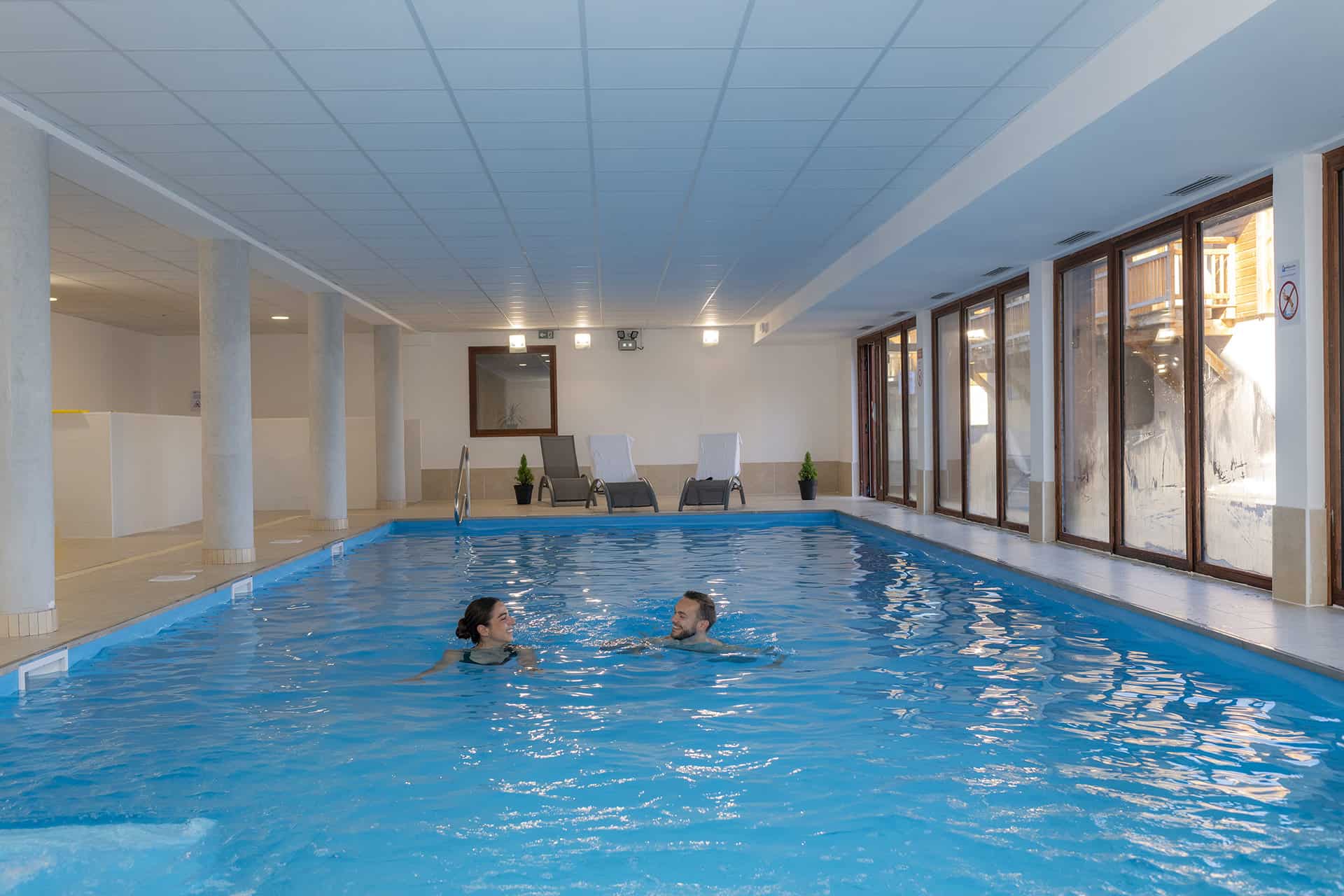 Piscine intérieure chauffée de la résidence de vacances Les Chalets des Pistes à Combloux, dans les Alpes du Nord Piscine intérieure chauffée de la résidence de vacances Les Chalets des Pistes à Combloux, dans les Alpes du Nord
