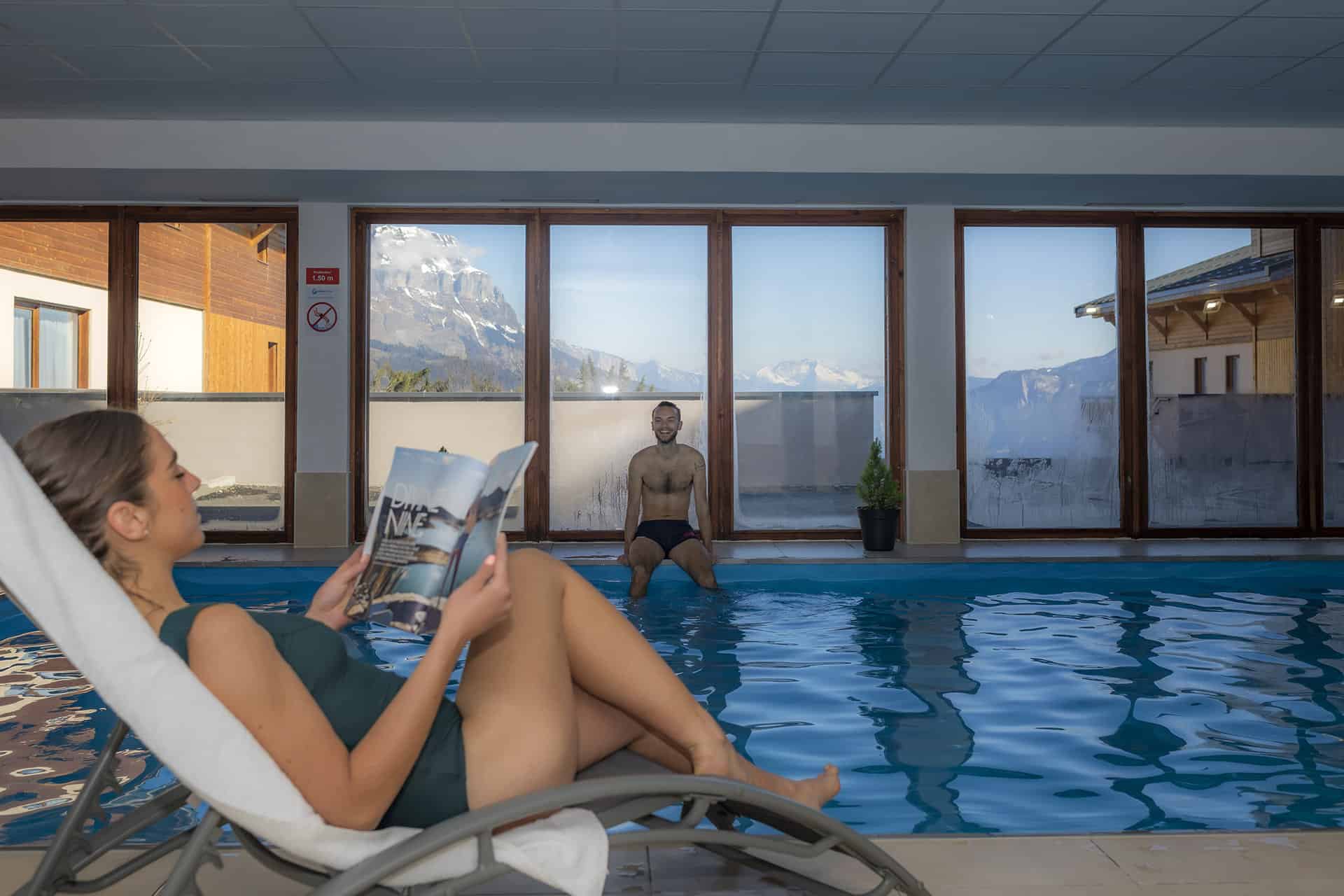Piscine intérieure chauffée de la résidence de vacances Les Chalets des Pistes à Combloux, dans les Alpes du Nord Piscine intérieure chauffée de la résidence de vacances Les Chalets des Pistes à Combloux, dans les Alpes du Nord