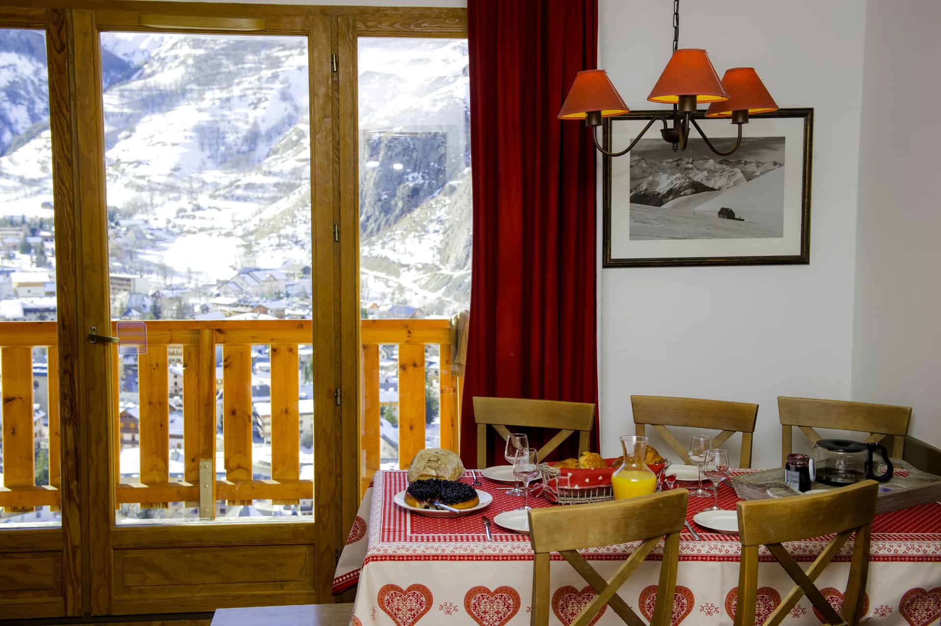 Exemple de salon dans la résidence de vacances Goélia Les Chalets de Valoria à Valloire Exemple de salon dans la résidence de vacances Goélia Les Chalets de Valoria à Valloire