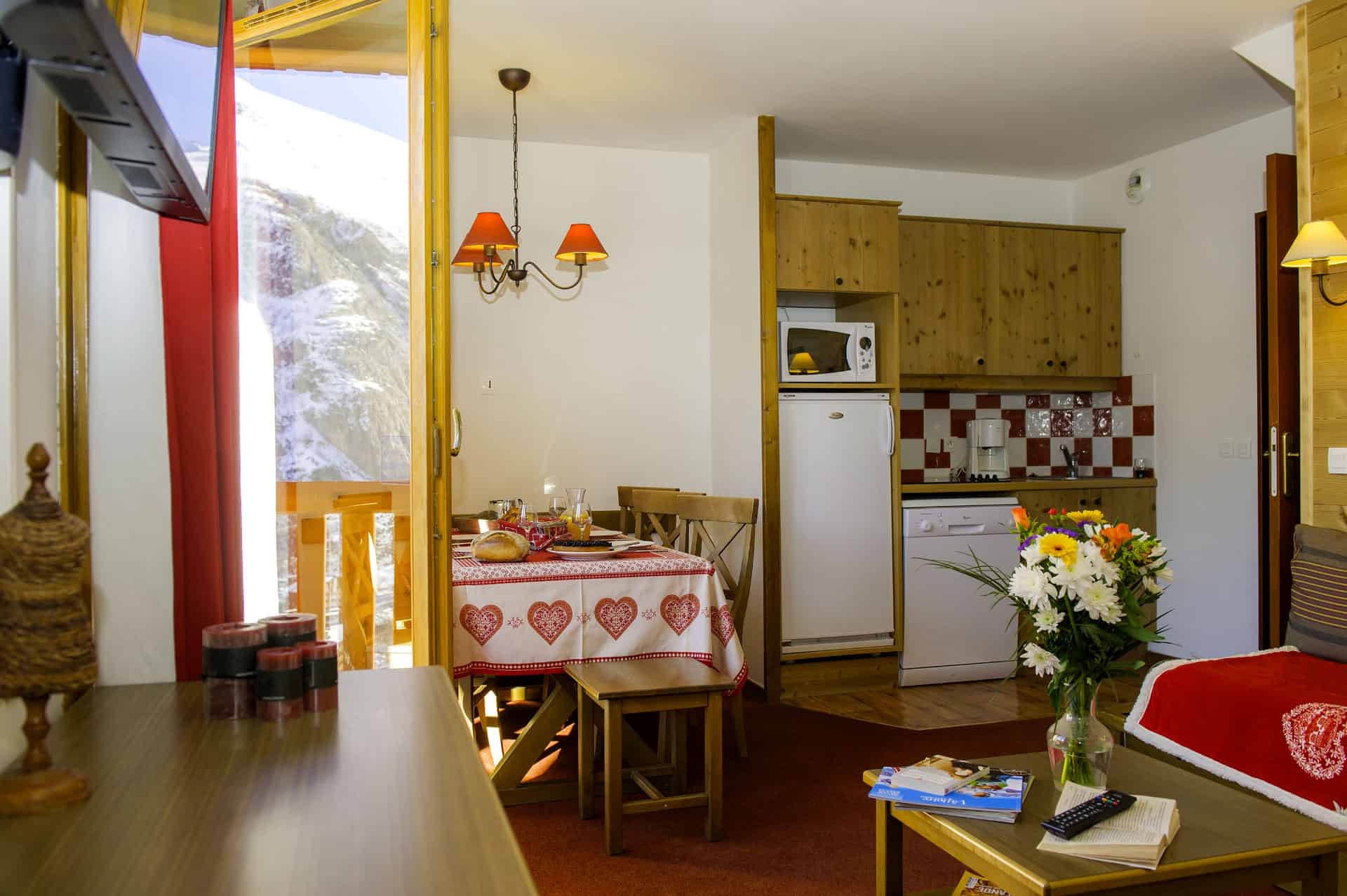 Exemple de salon avec cuisine dans la résidence de vacances Goélia Les Chalets de Valoria à Valloire Exemple de salon avec cuisine dans la résidence de vacances Goélia Les Chalets de Valoria à Valloire