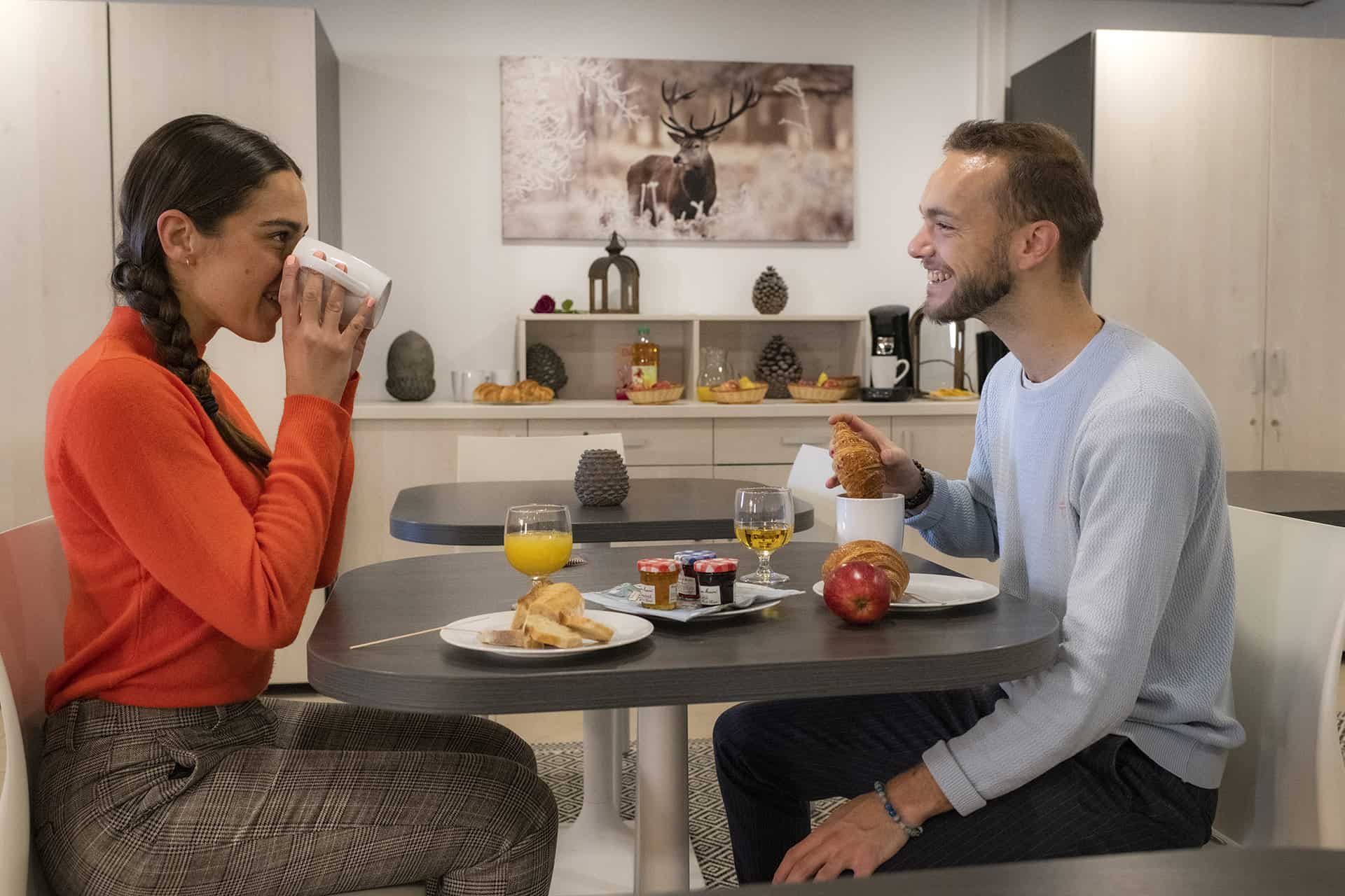 Salle de petit déjeuner de la résidence de vacances Les Chalets des Pistes à Combloux, dans les Alpes du Nord Salle de petit déjeuner de la résidence de vacances Les Chalets des Pistes à Combloux, dans les Alpes du Nord