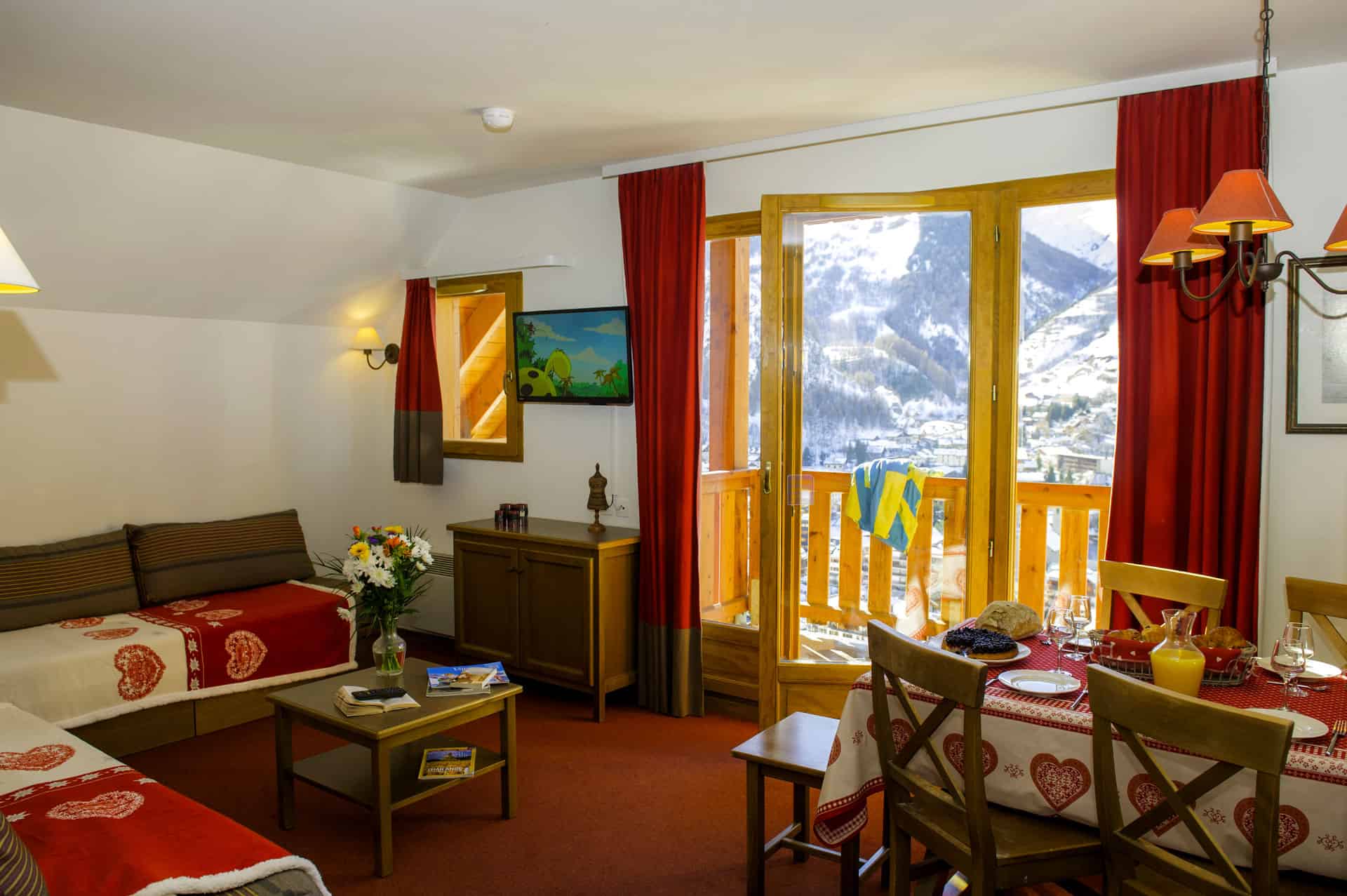 Exemple de salon dans la résidence de vacances Goélia Les Chalets de Valoria à Valloire Exemple de salon dans la résidence de vacances Goélia Les Chalets de Valoria à Valloire