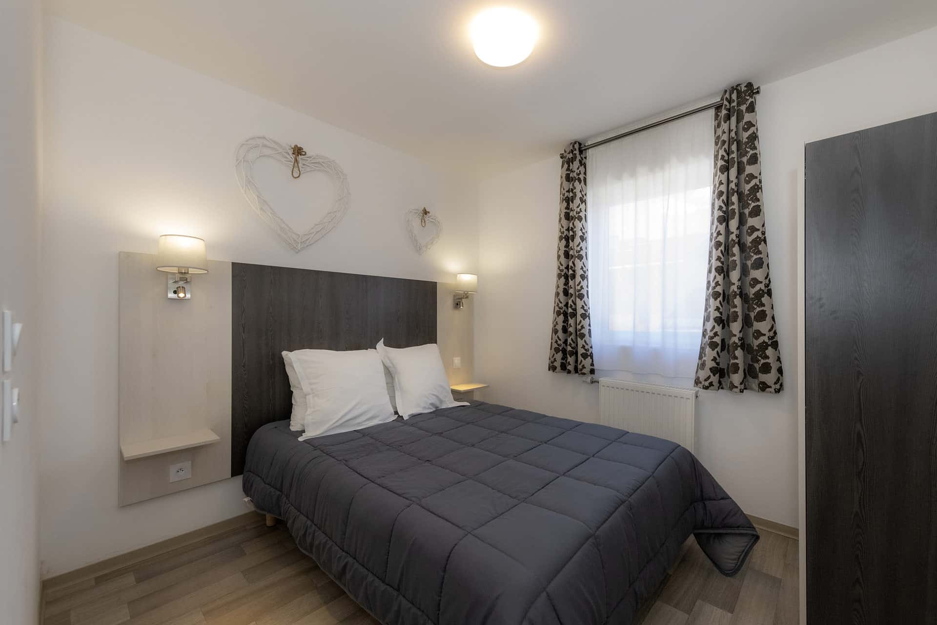 Exemple de chambre double de la résidence de vacances Les Chalets des Pistes à Combloux, dans les Alpes du Nord Exemple de chambre double de la résidence de vacances Les Chalets des Pistes à Combloux, dans les Alpes du Nord