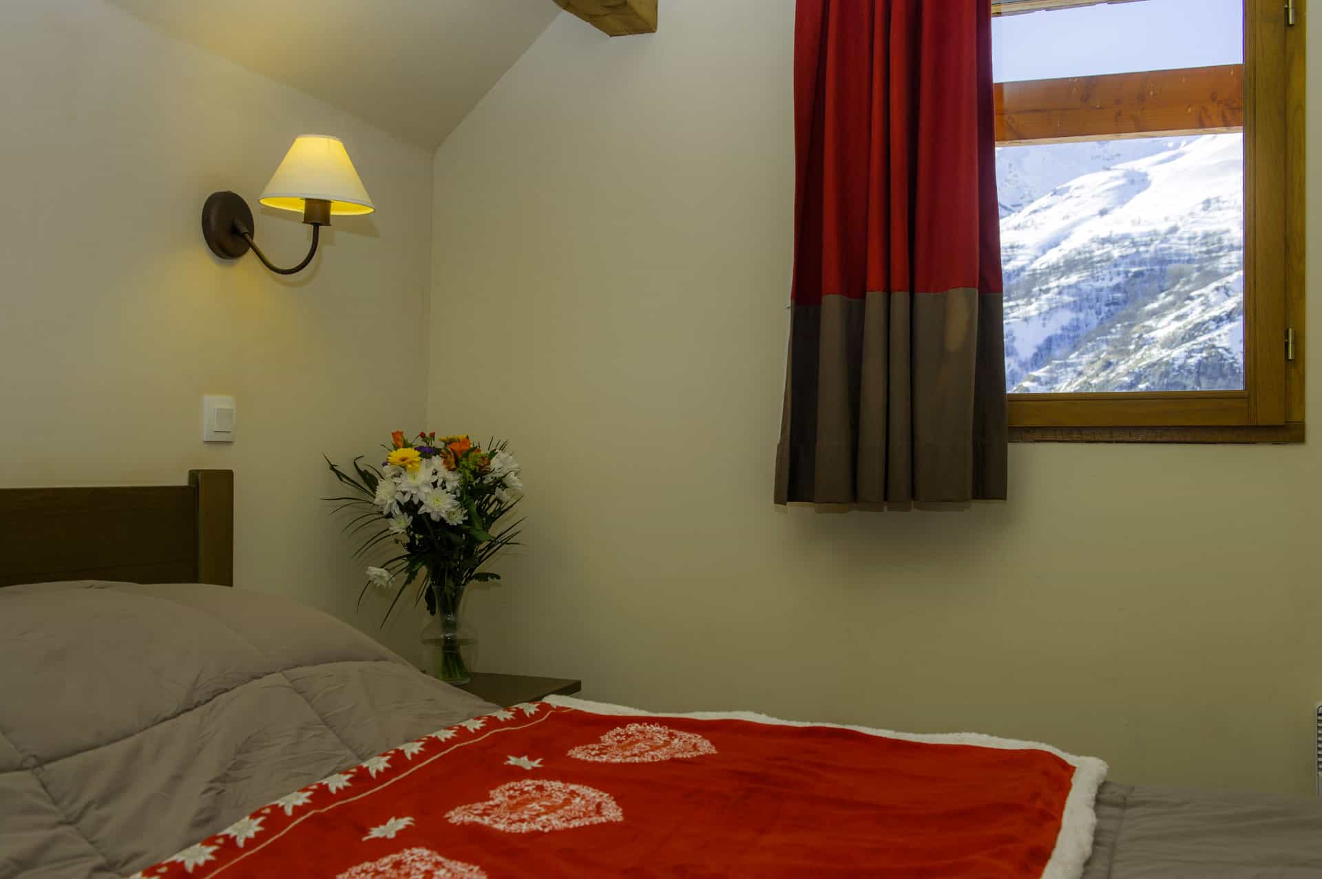 Exemple de chambre avec lit double dans la résidence de vacances Goélia Les Chalets de Valoria à Valloire Exemple de chambre avec lit double dans la résidence de vacances Goélia Les Chalets de Valoria à Valloire