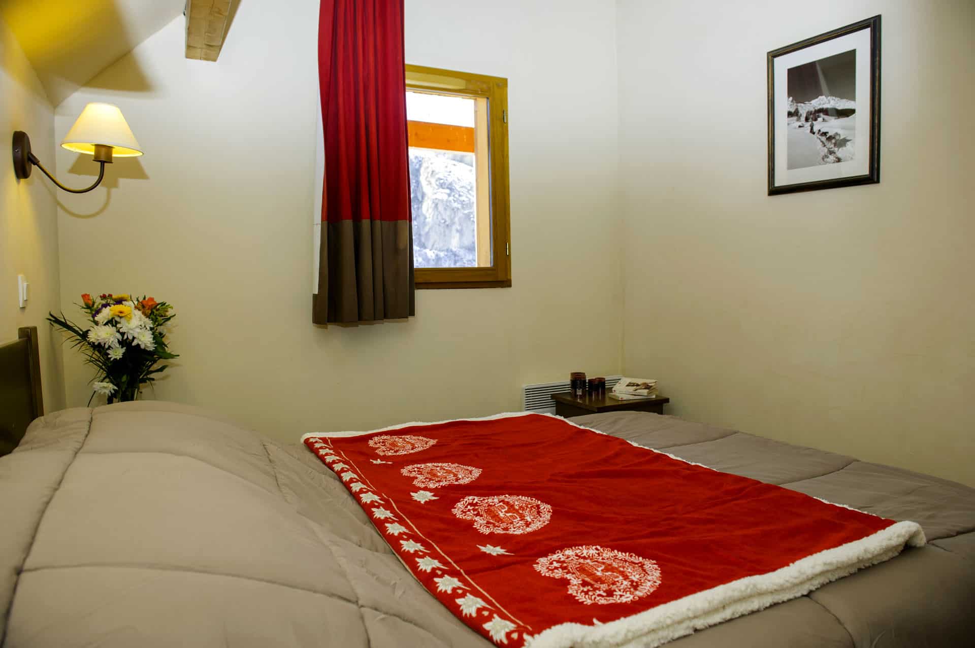 Exemple de chambre avec lit double dans la résidence de vacances Goélia Les Chalets de Valoria à Valloire Exemple de chambre avec lit double dans la résidence de vacances Goélia Les Chalets de Valoria à Valloire