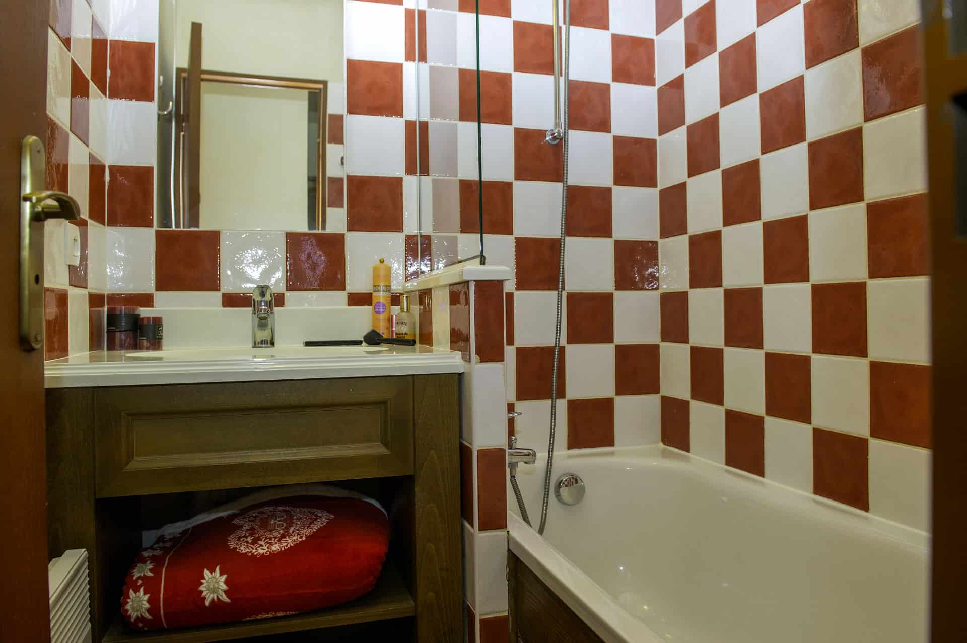 Exemple de salle de bain dans la résidence de vacances Goélia Les Chalets de Valoria à Valloire Exemple de salle de bain dans la résidence de vacances Goélia Les Chalets de Valoria à Valloire