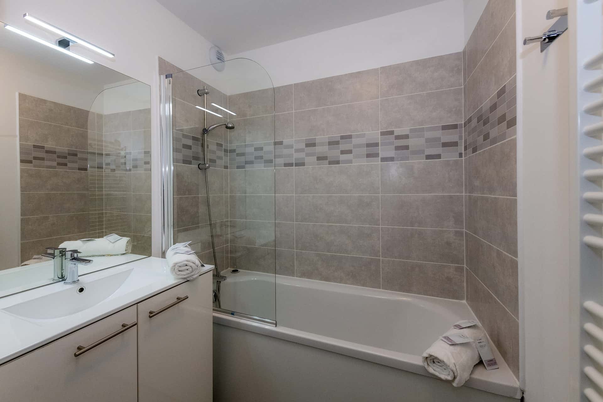 Exemple de salle de bain de la résidence de vacances Les Chalets des Pistes à Combloux, dans les Alpes du Nord Exemple de salle de bain de la résidence de vacances Les Chalets des Pistes à Combloux, dans les Alpes du Nord