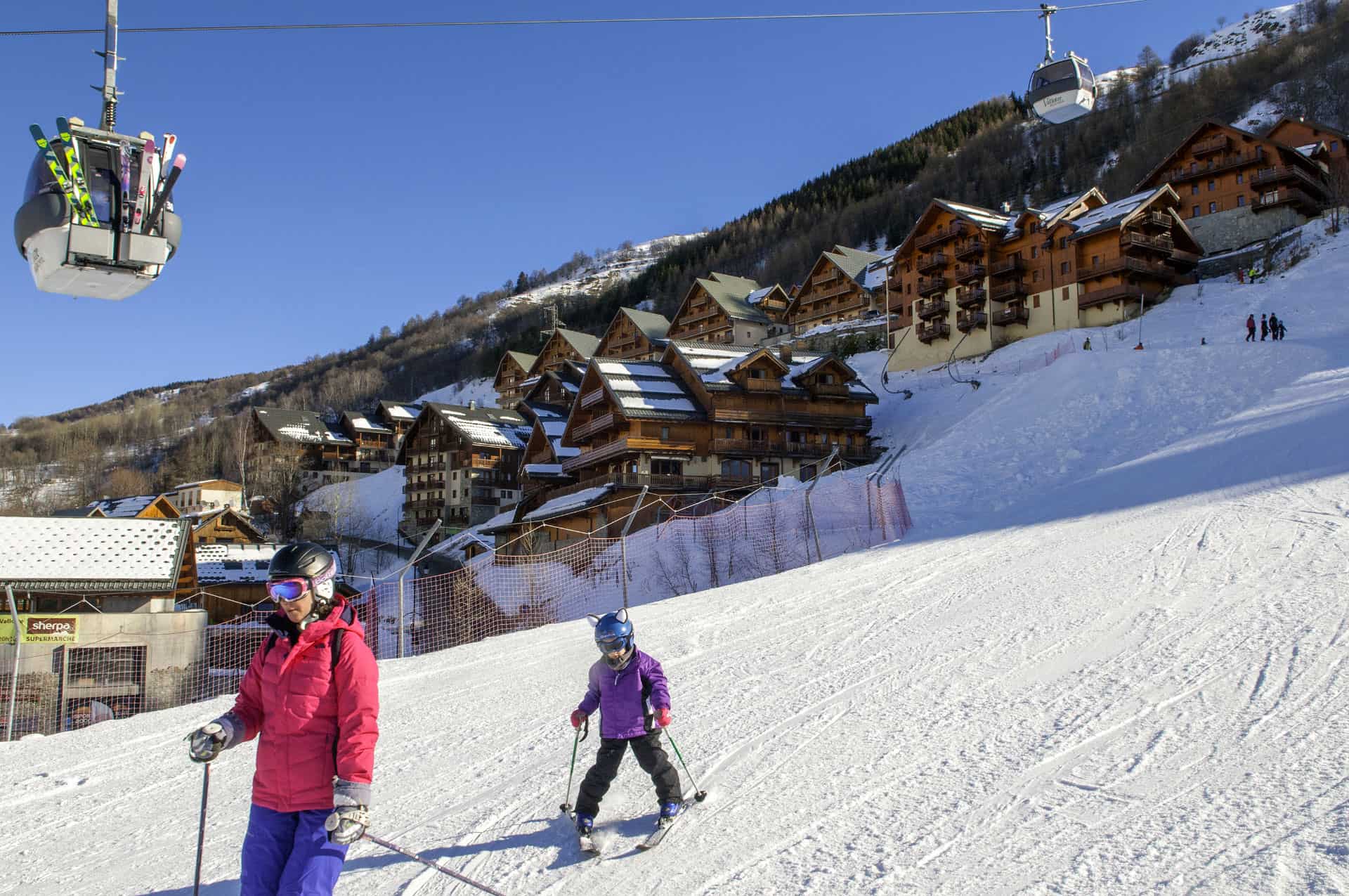 Pistes de ski aux pieds de la résidence de vacances Goélia Les Chalets de Valoria à Valloire Pistes de ski aux pieds de la résidence de vacances Goélia Les Chalets de Valoria à Valloire