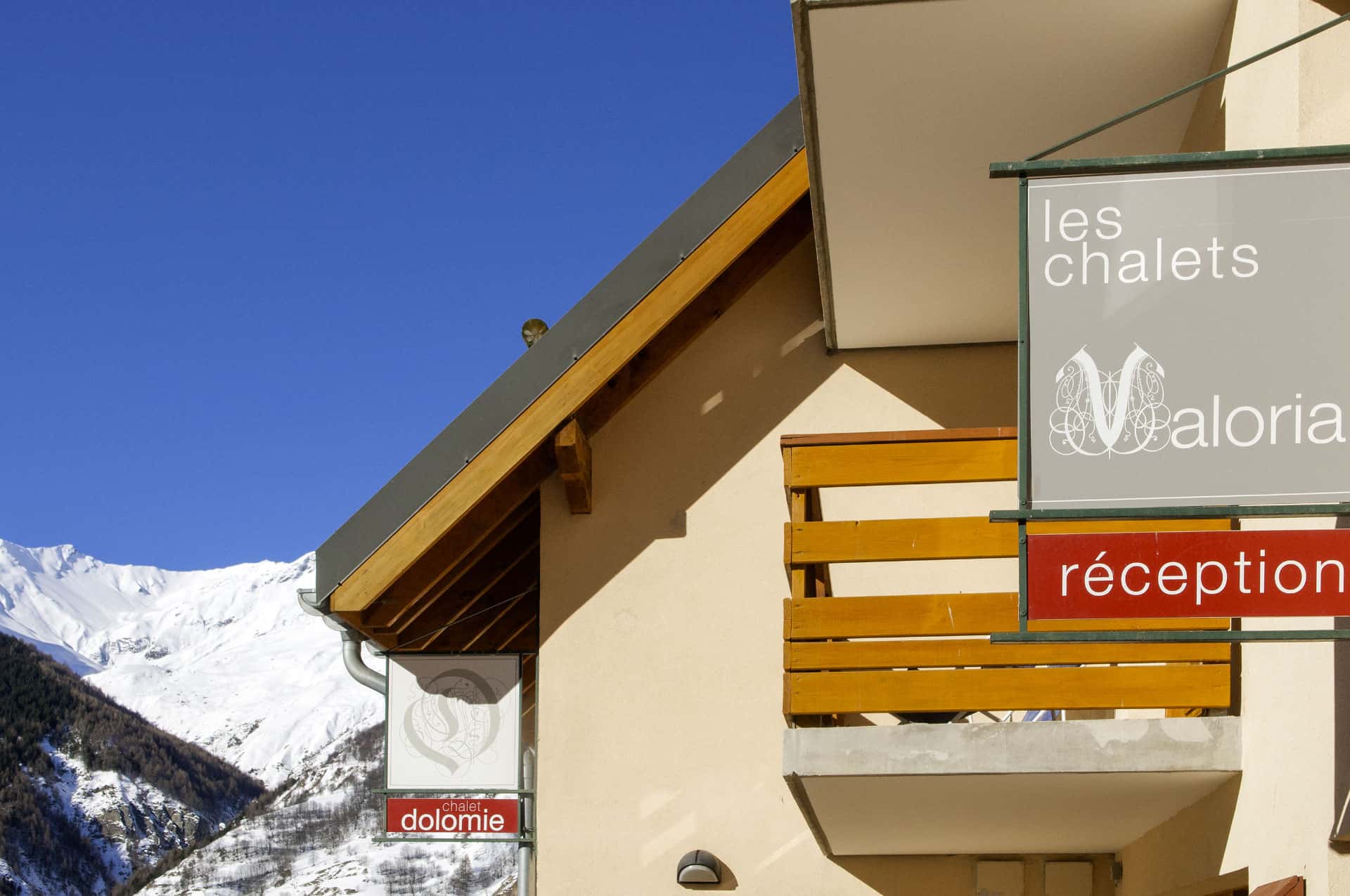 Entrée de la résidence de vacances Goélia Les Chalets de Valoria à Valloire Entrée de la résidence de vacances Goélia Les Chalets de Valoria à Valloire