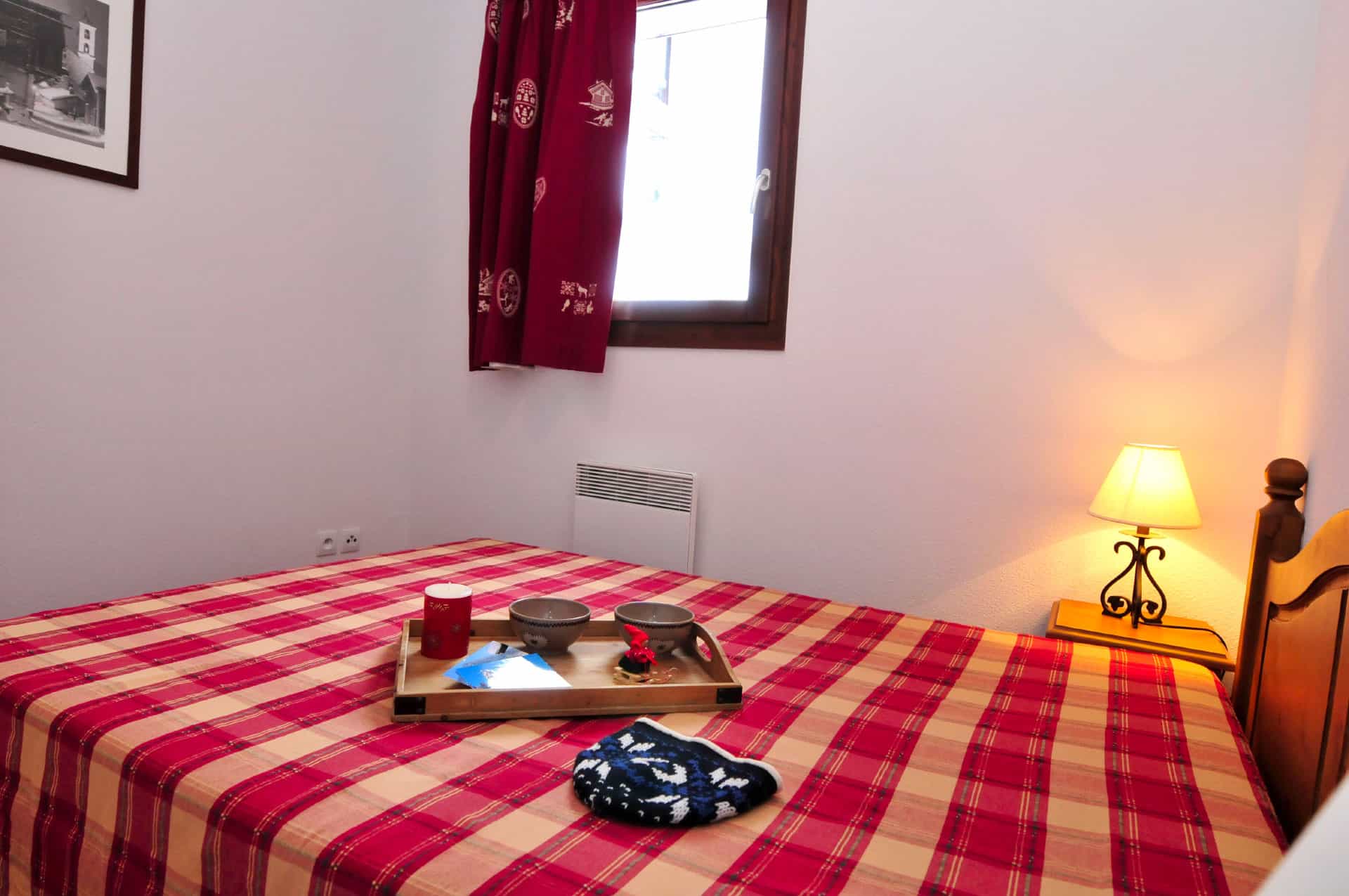 Chambre avec lit double d'un appartement de la résidence de vacances Goélia Les Terrasses du Corbier au Corbier Chambre avec lit double d'un appartement de la résidence de vacances Goélia Les Terrasses du Corbier au Corbier