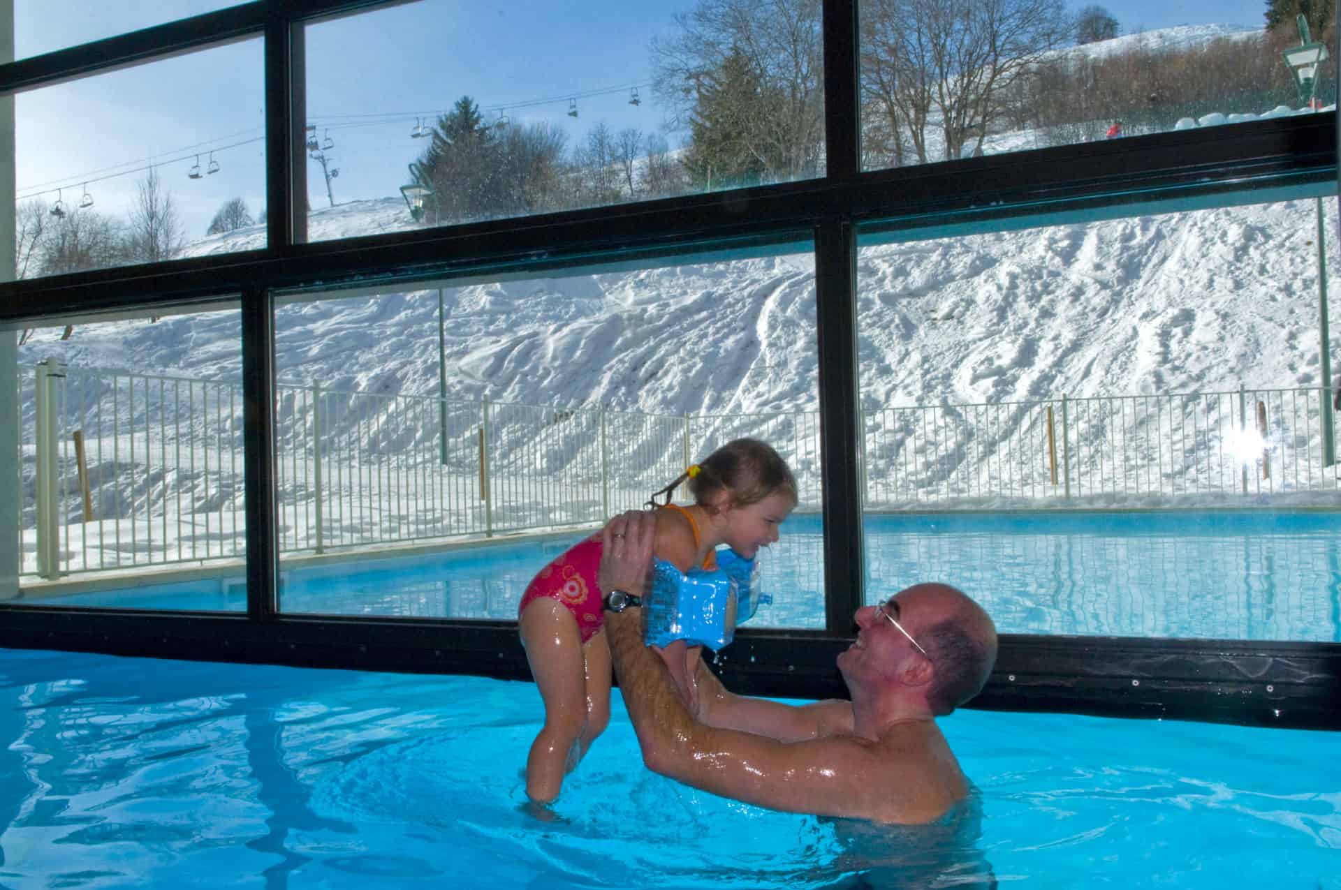 Piscine intérieure et extérieure chauffée de la résidence de vacances Goélia Les Terrasses du Corbier au Corbier en hiver Piscine intérieure et extérieure chauffée de la résidence de vacances Goélia Les Terrasses du Corbier au Corbier en hiver