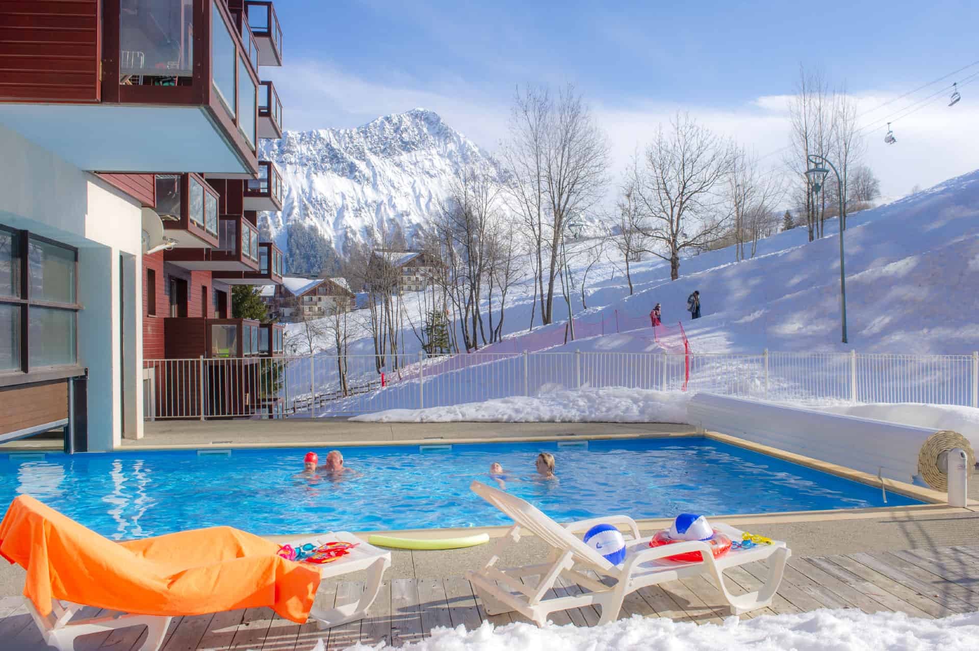 Piscine intérieure et extérieure chauffée de la résidence de vacances Goélia Les Terrasses du Corbier au Corbier en hiver