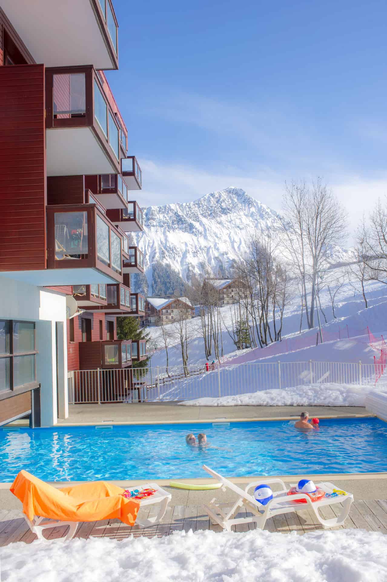 Piscine intérieure et extérieure chauffée de la résidence de vacances Goélia Les Terrasses du Corbier au Corbier en hiver Piscine intérieure et extérieure chauffée de la résidence de vacances Goélia Les Terrasses du Corbier au Corbier en hiver