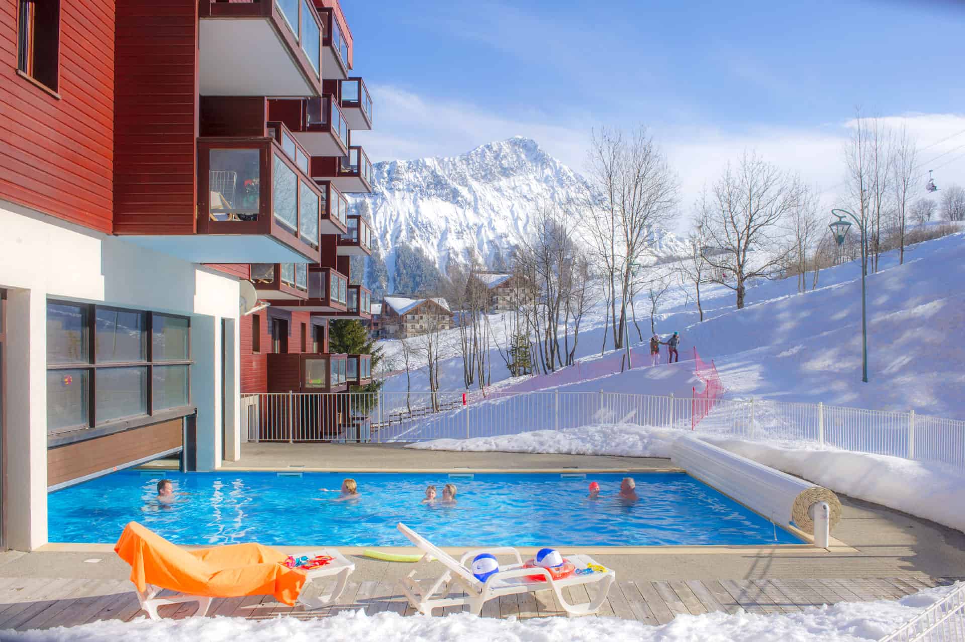 Piscine intérieure et extérieure chauffée de la résidence de vacances Goélia Les Terrasses du Corbier au Corbier en hiver Piscine intérieure et extérieure chauffée de la résidence de vacances Goélia Les Terrasses du Corbier au Corbier en hiver