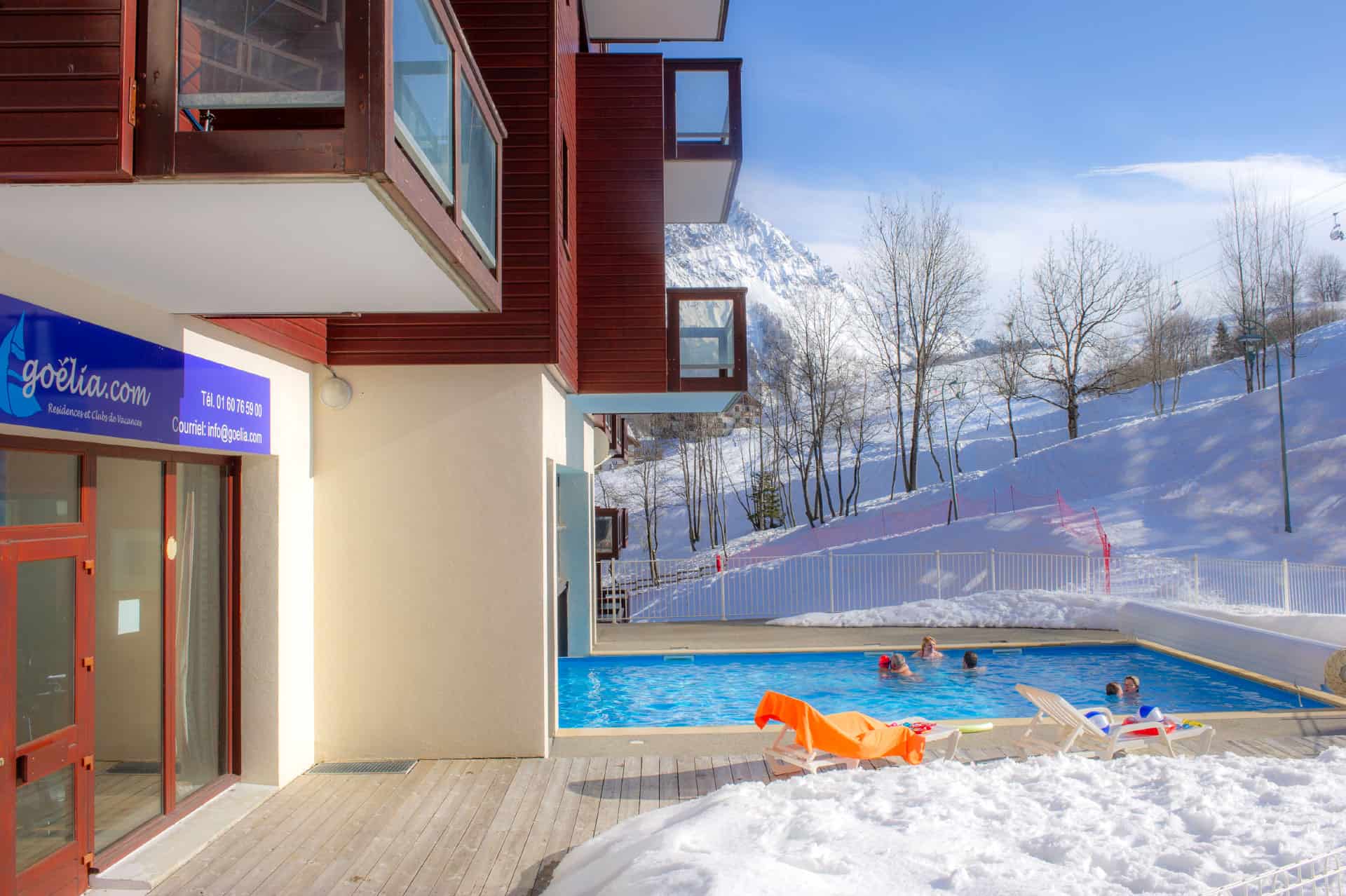 Piscine intérieure et extérieure chauffée de la résidence de vacances Goélia Les Terrasses du Corbier au Corbier en hiver Piscine intérieure et extérieure chauffée de la résidence de vacances Goélia Les Terrasses du Corbier au Corbier en hiver