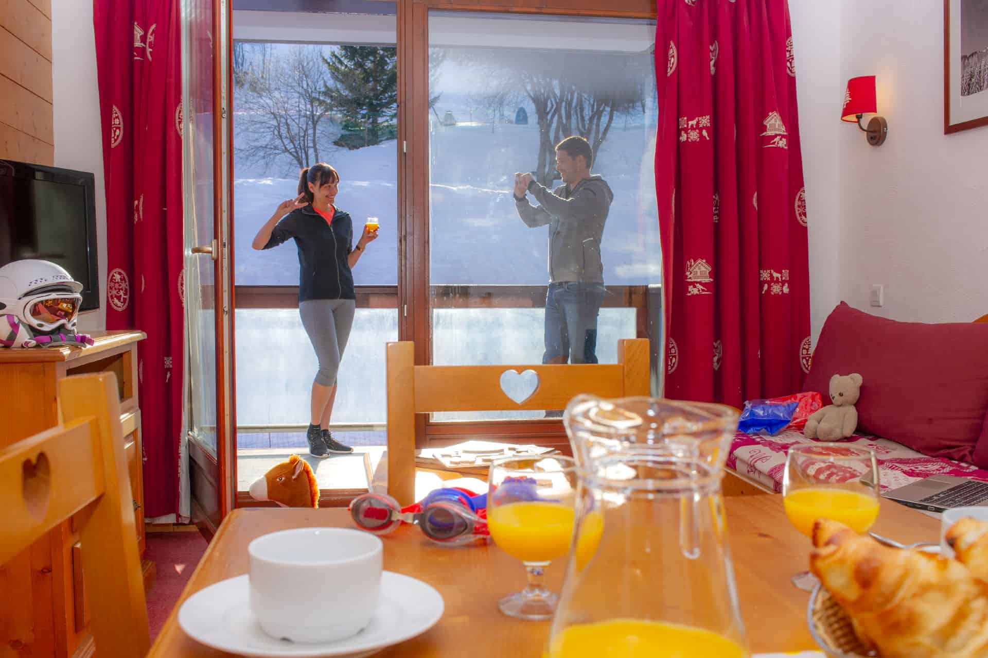 Salon d'un appartement de la résidence de vacances Goélia Les Terrasses du Corbier au Corbier en hiver Salon d'un appartement de la résidence de vacances Goélia Les Terrasses du Corbier au Corbier en hiver
