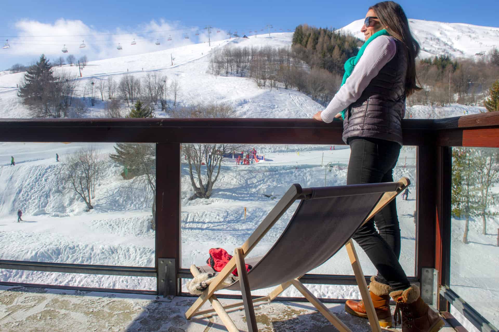 Balcon d'un appartement de la résidence de vacances Goélia Les Terrasses du Corbier au Corbier en hiver Balcon d'un appartement de la résidence de vacances Goélia Les Terrasses du Corbier au Corbier en hiver
