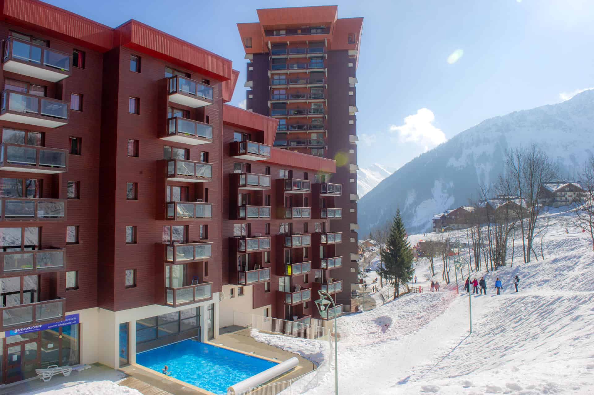 Extérieur et piscine chauffée de la résidence de vacances Goélia Les Terrasses du Corbier au Corbier en hiver Extérieur et piscine chauffée de la résidence de vacances Goélia Les Terrasses du Corbier au Corbier en hiver