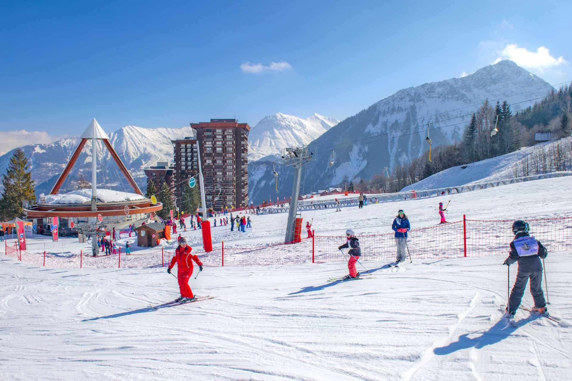 Ecole de ski et pistes pour enfants à proximité de la résidence de vacances Goélia Les Terrasses du Corbier au Corbier Ecole de ski et pistes pour enfants à proximité de la résidence de vacances Goélia Les Terrasses du Corbier au Corbier