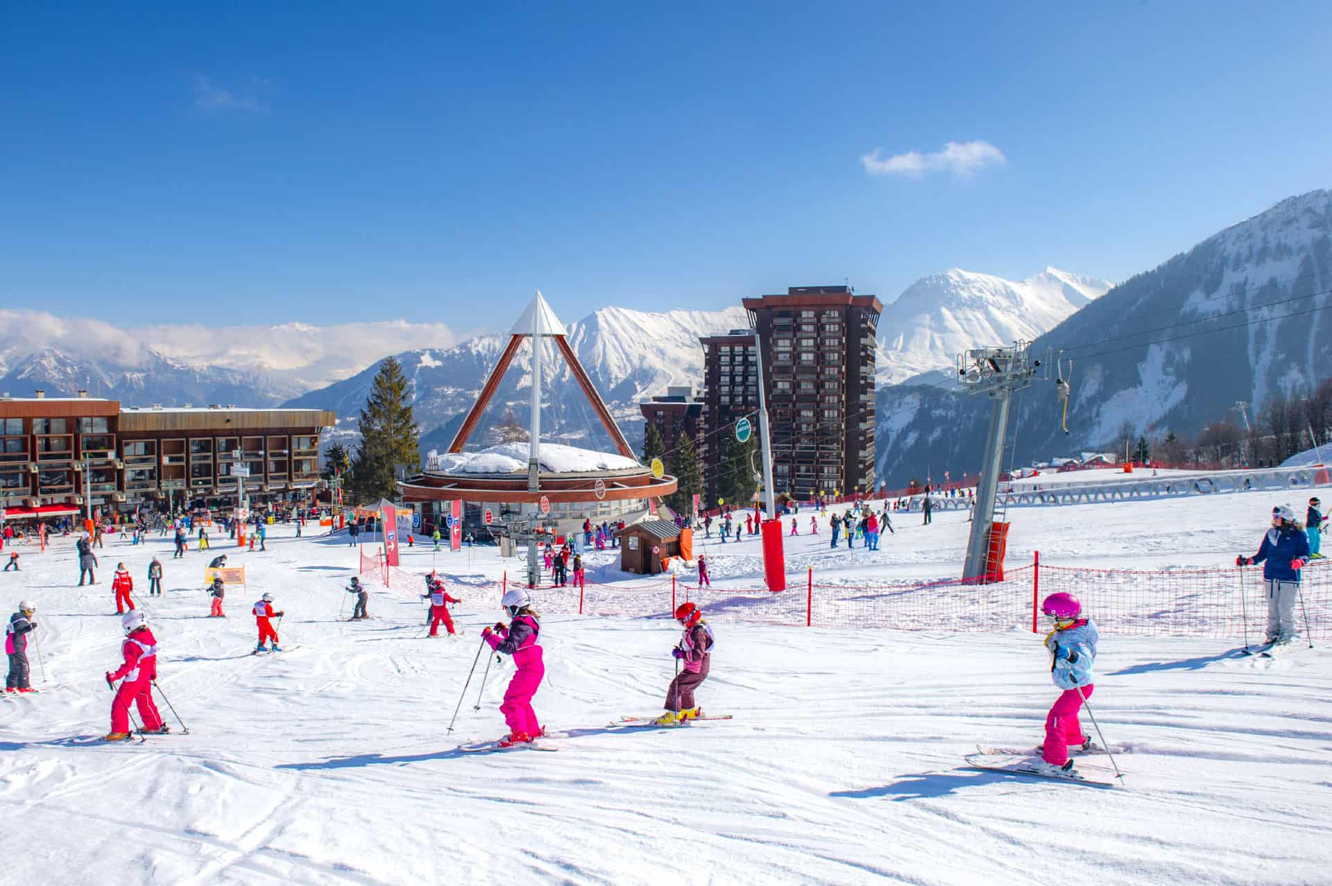 Ecole de ski et pistes pour enfants à proximité de la résidence de vacances Goélia Les Terrasses du Corbier au Corbier Ecole de ski et pistes pour enfants à proximité de la résidence de vacances Goélia Les Terrasses du Corbier au Corbier